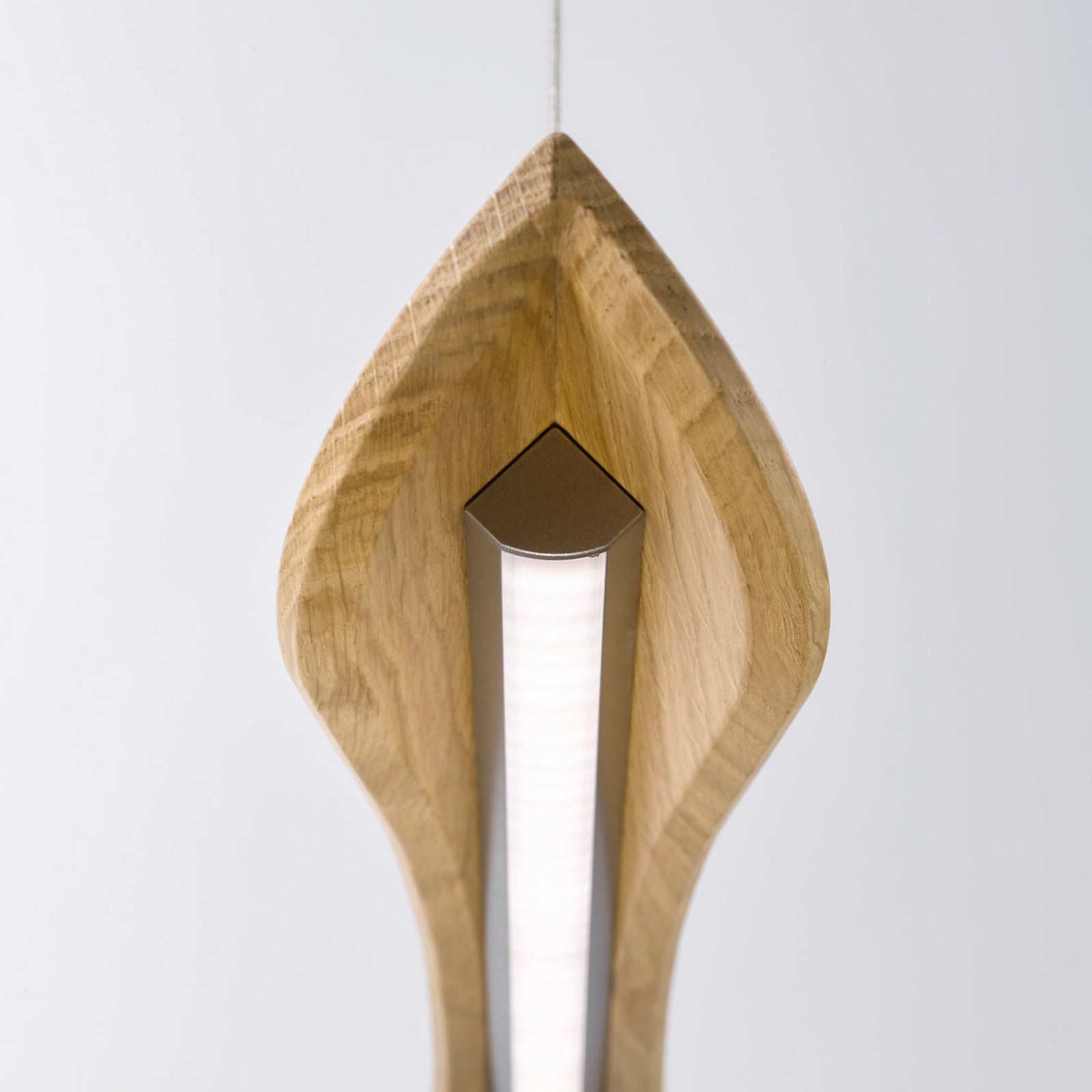 LED pendellampe Hiba eik natur dimbar 118 cm detalj av treverk
