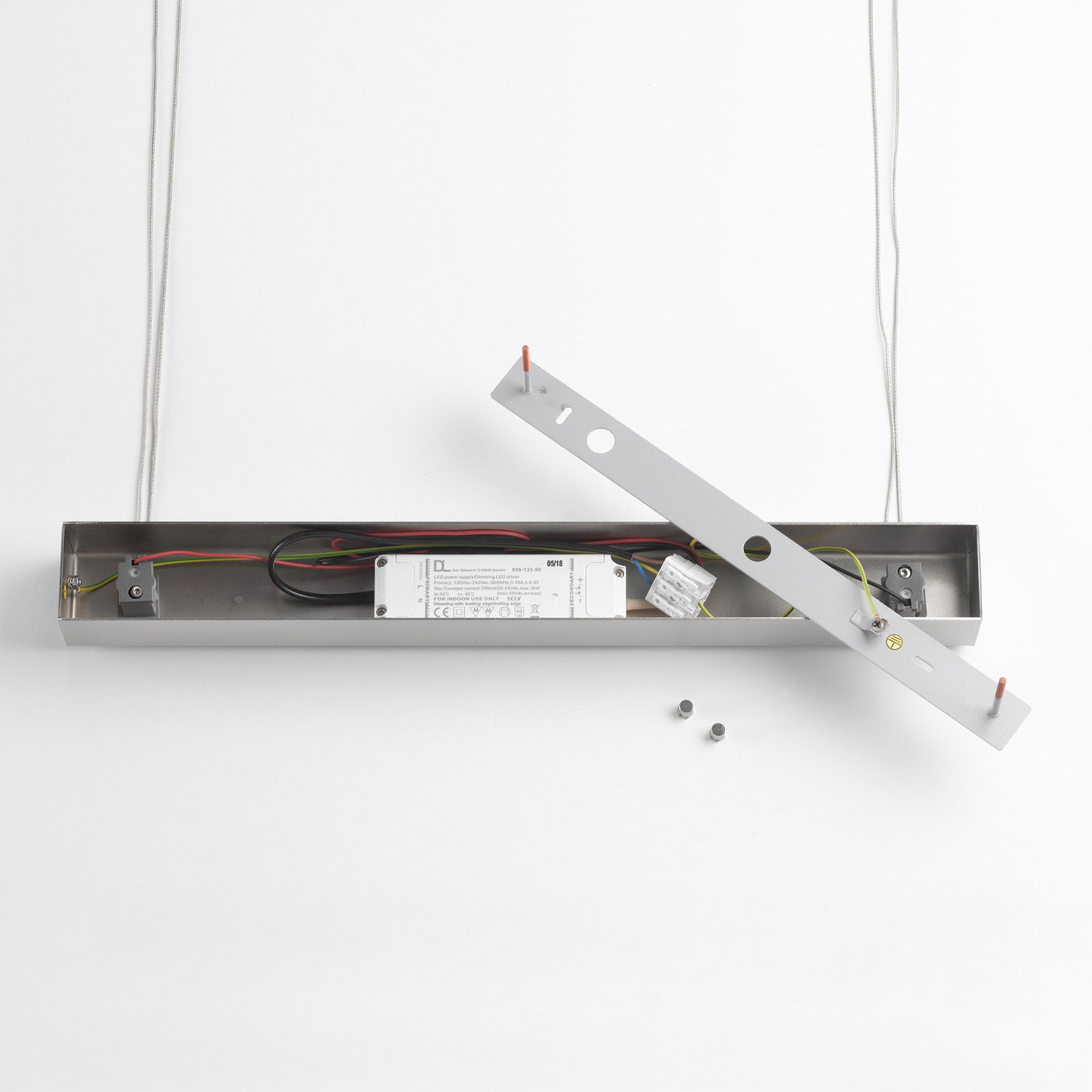 Sidestilt LED pendellampe Hiba eik natur dimbar 118 cm