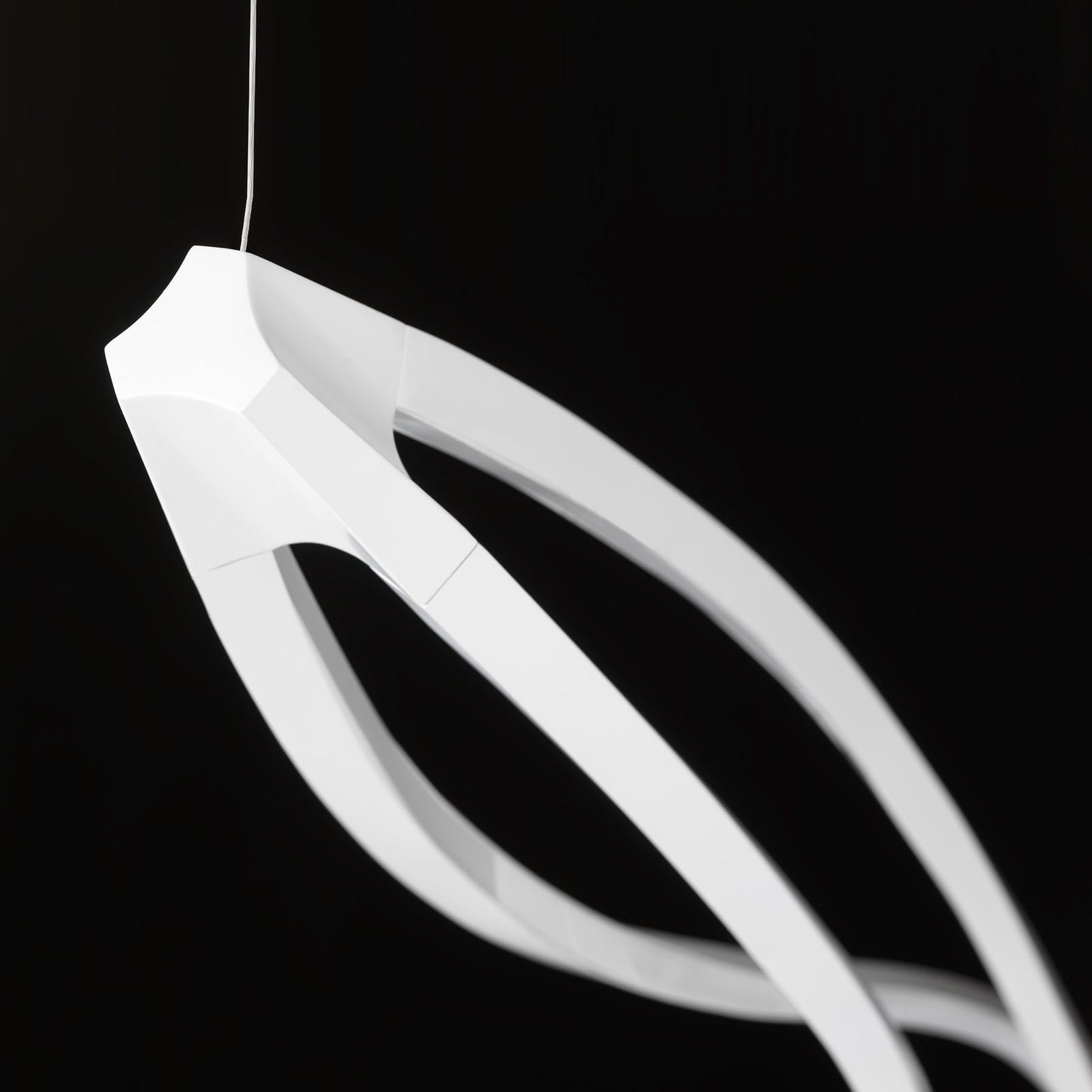 LED pendellampe In The Wind vertikal hvit dimbar montert i rom