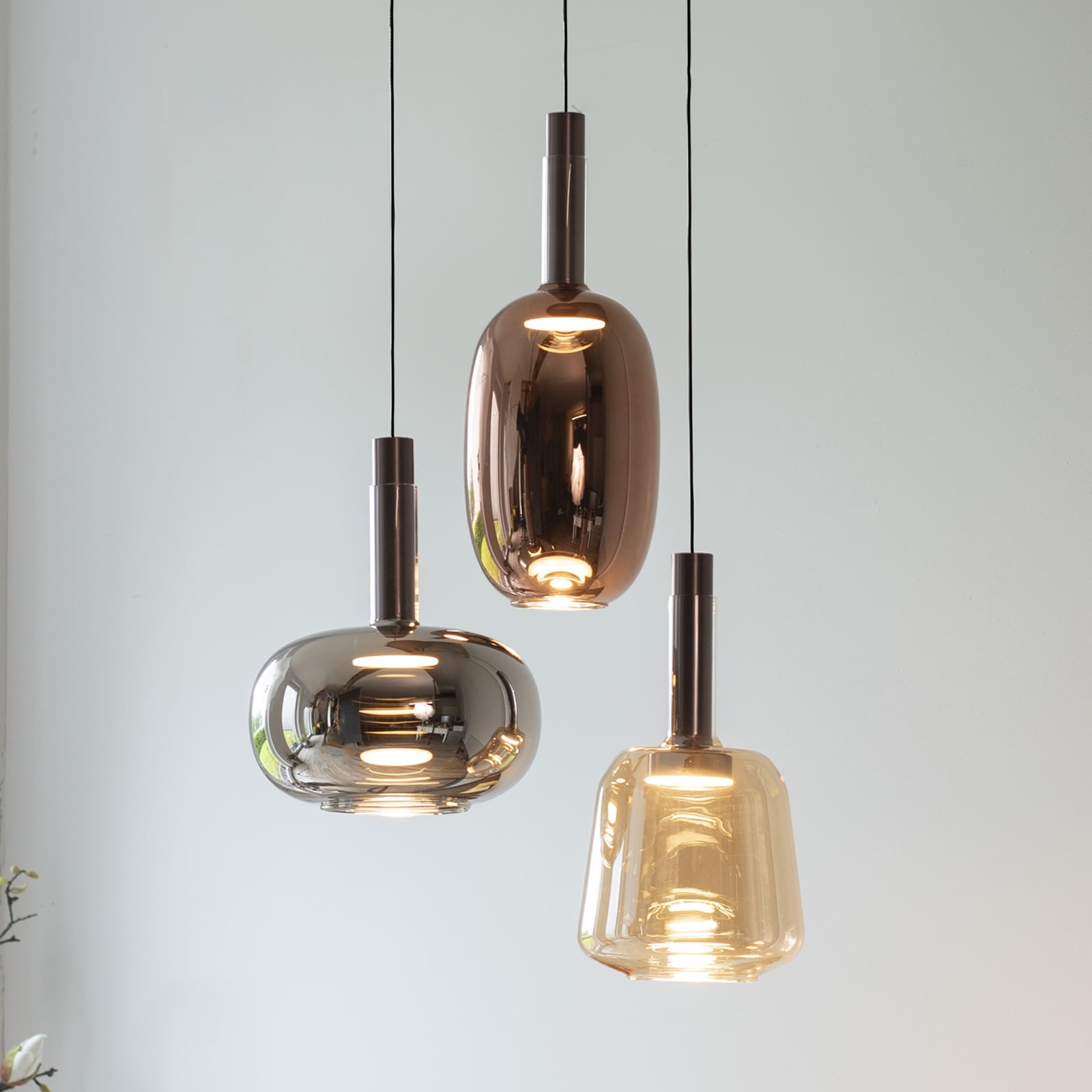 LED pendellampe Irides 3-lys farget glass dimbar Ø43 cm dimmer nærbilde