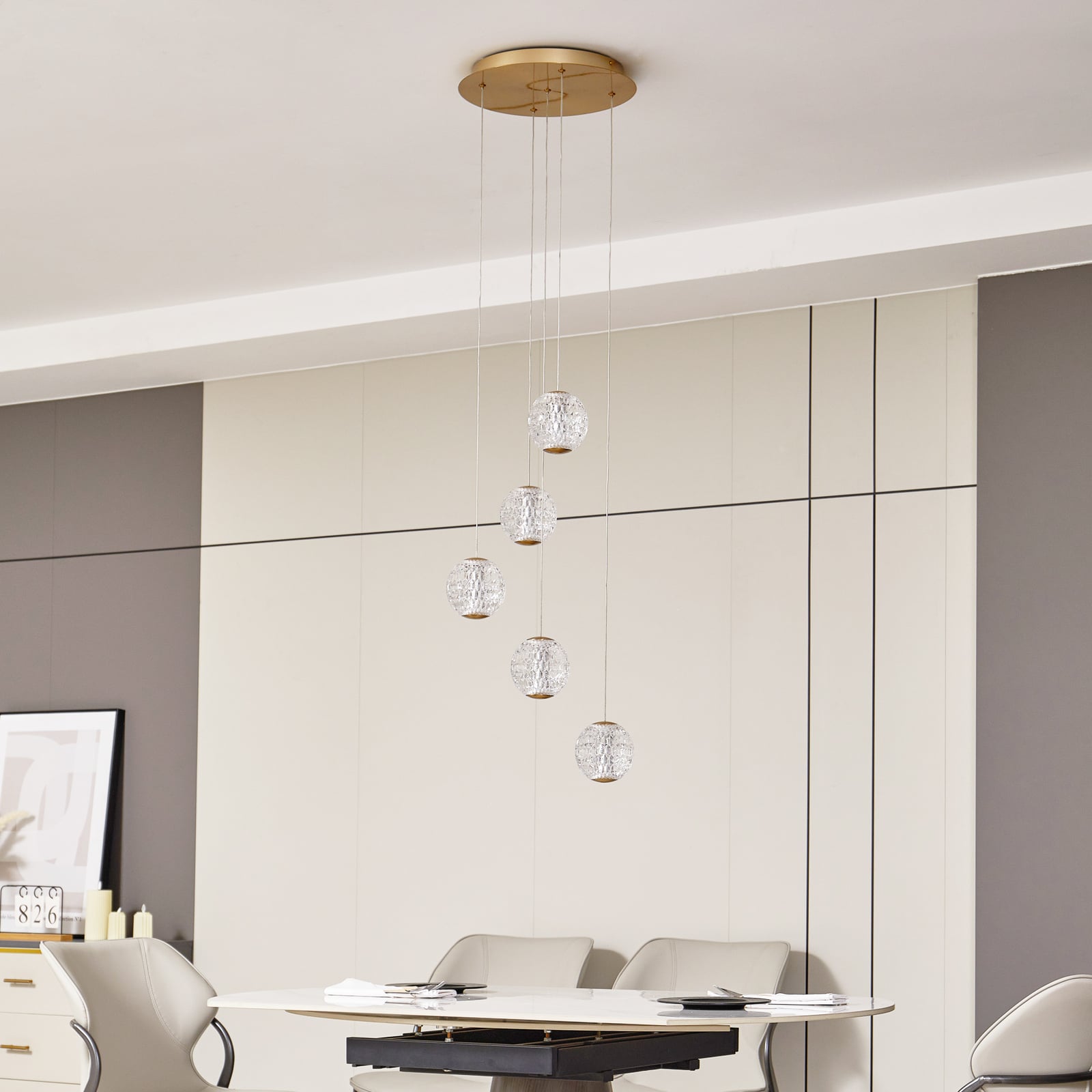 Detalj av LED pendellampe Ismenia 5-lys akryl messing 30W varmhvit