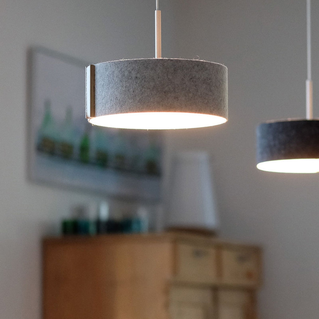 LED pendellampe LARAfelt S filt/eik dimbar nærbilde