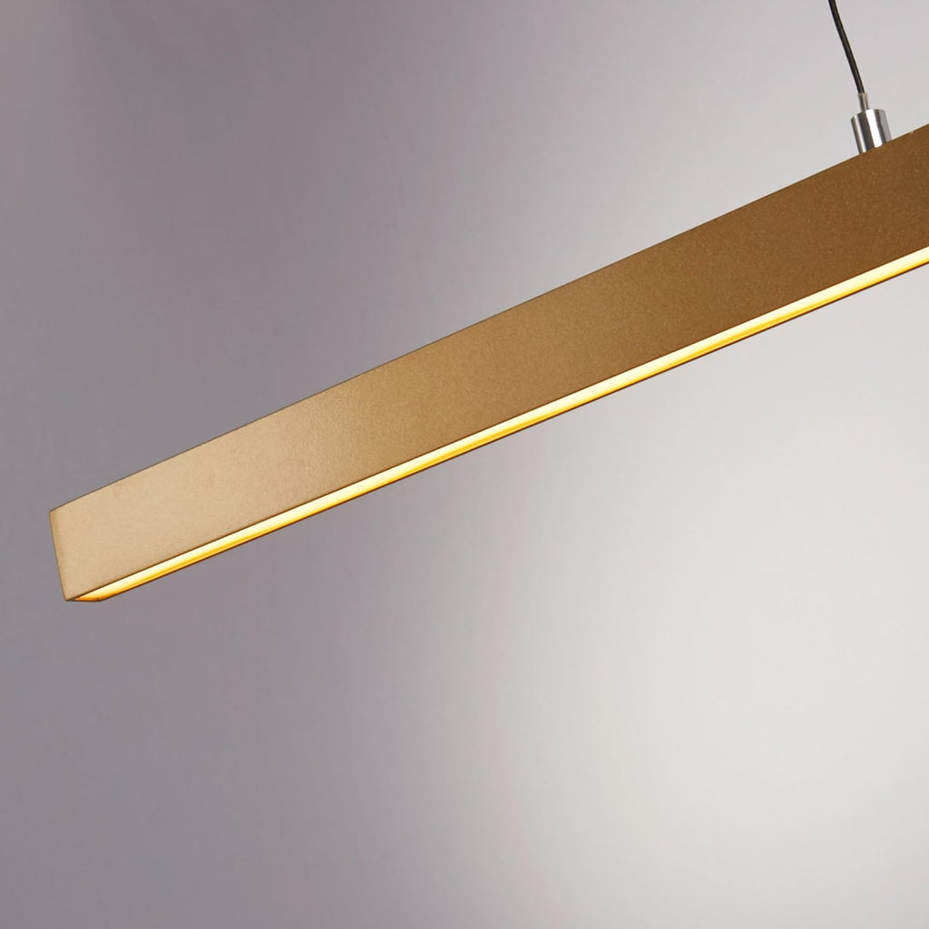 Detalj av LED pendellampe Layla linear gull 101 cm dimbar CCT