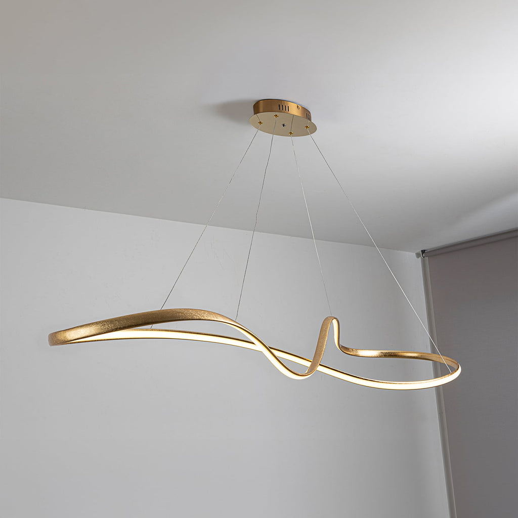 Montert LED pendellampe Lia gull metall CCT dimbar med fjernkontroll i rom