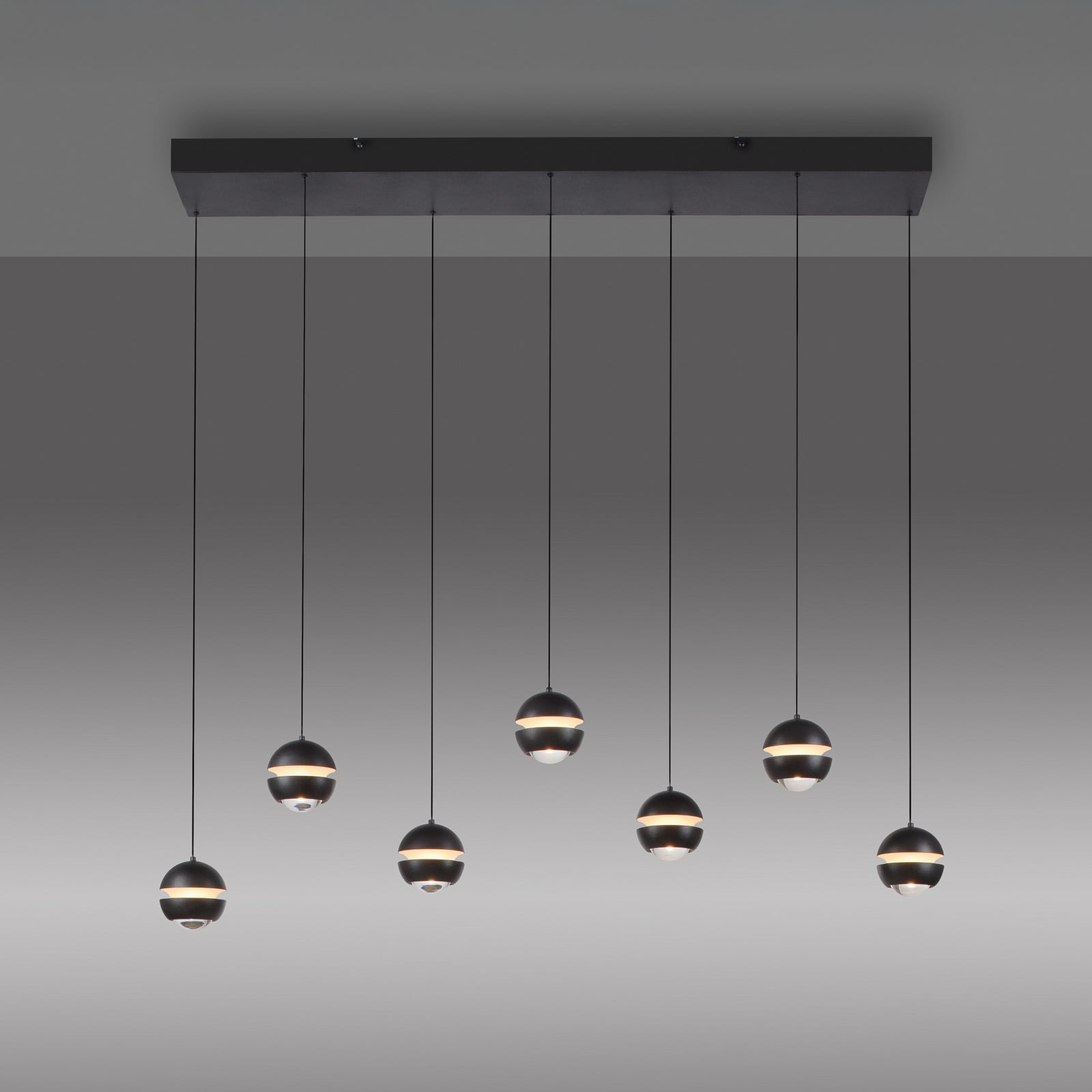 LED pendellampe Lini 7-lys dimbar kuleformet 90 cm svart nærbilde av kule