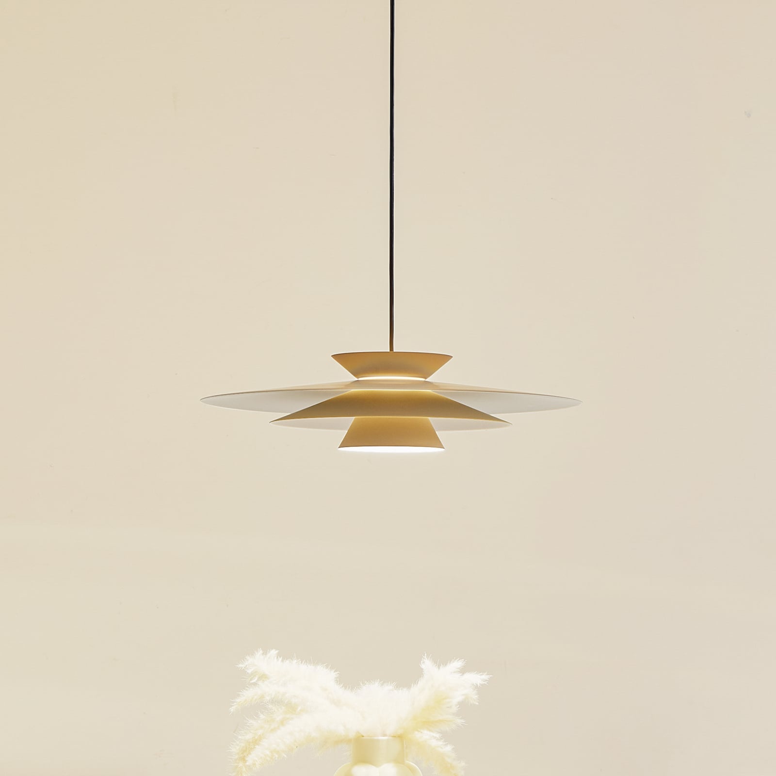 LED pendellampe Livie dimbar beige aluminium underside