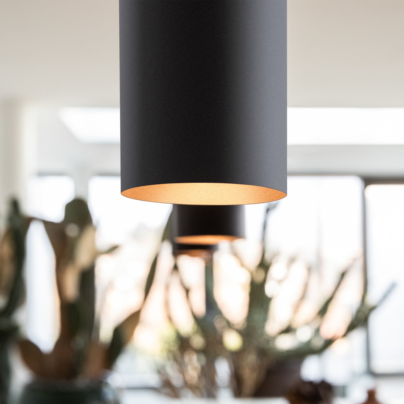 Nærbilde av LED pendellampe Look sylinder svart Ø6 cm