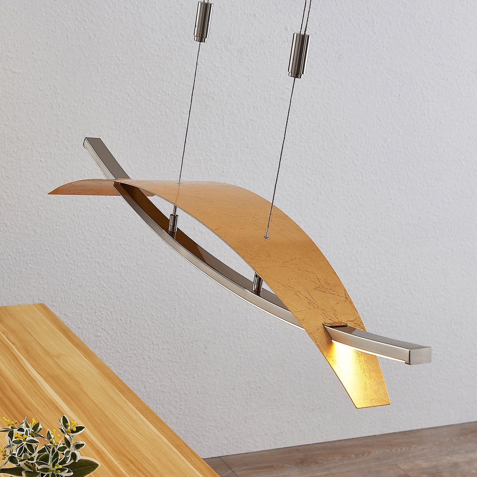 LED pendellampe Marija dimbar 91 cm gullfarget nærbilde av LED-lyskilde