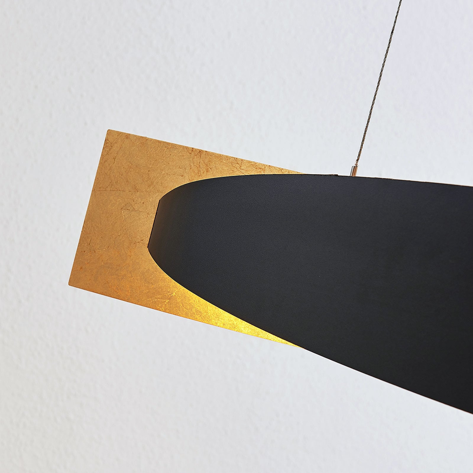 LED pendellampe Marija dimbar svart-gull 101 cm 24W sett fra siden