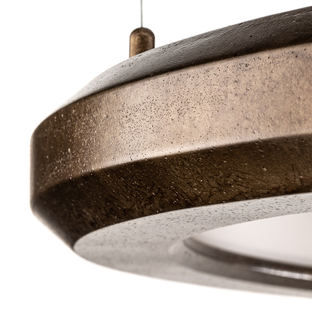 LED pendellampe Materica betong messingfinish nærbilde