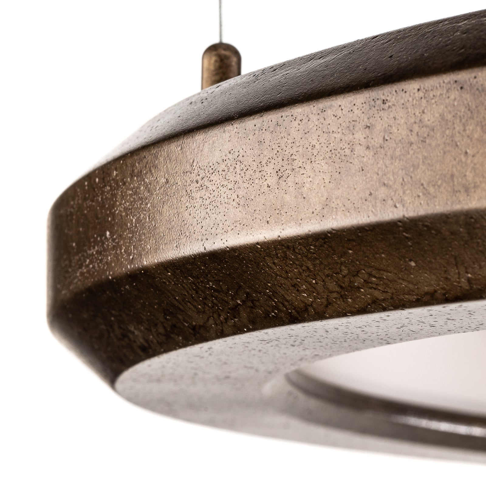 LED pendellampe Materica betong messingfinish nærbilde
