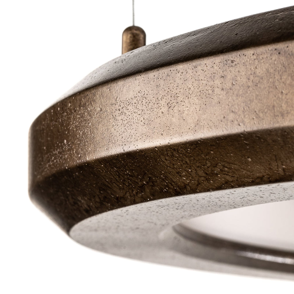 LED pendellampe Materica betong messingfinish nærbilde