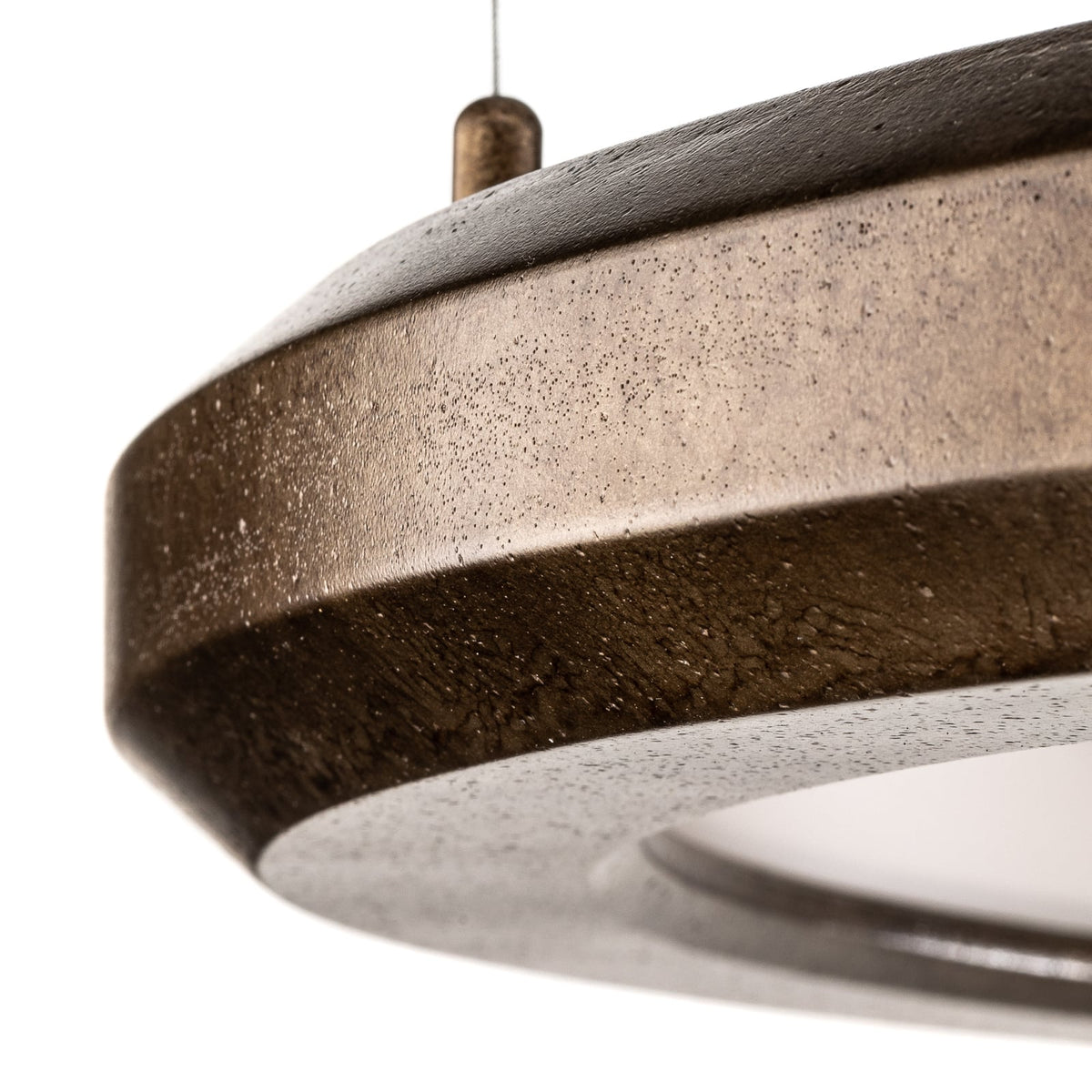 LED pendellampe Materica betong messingfinish nærbilde