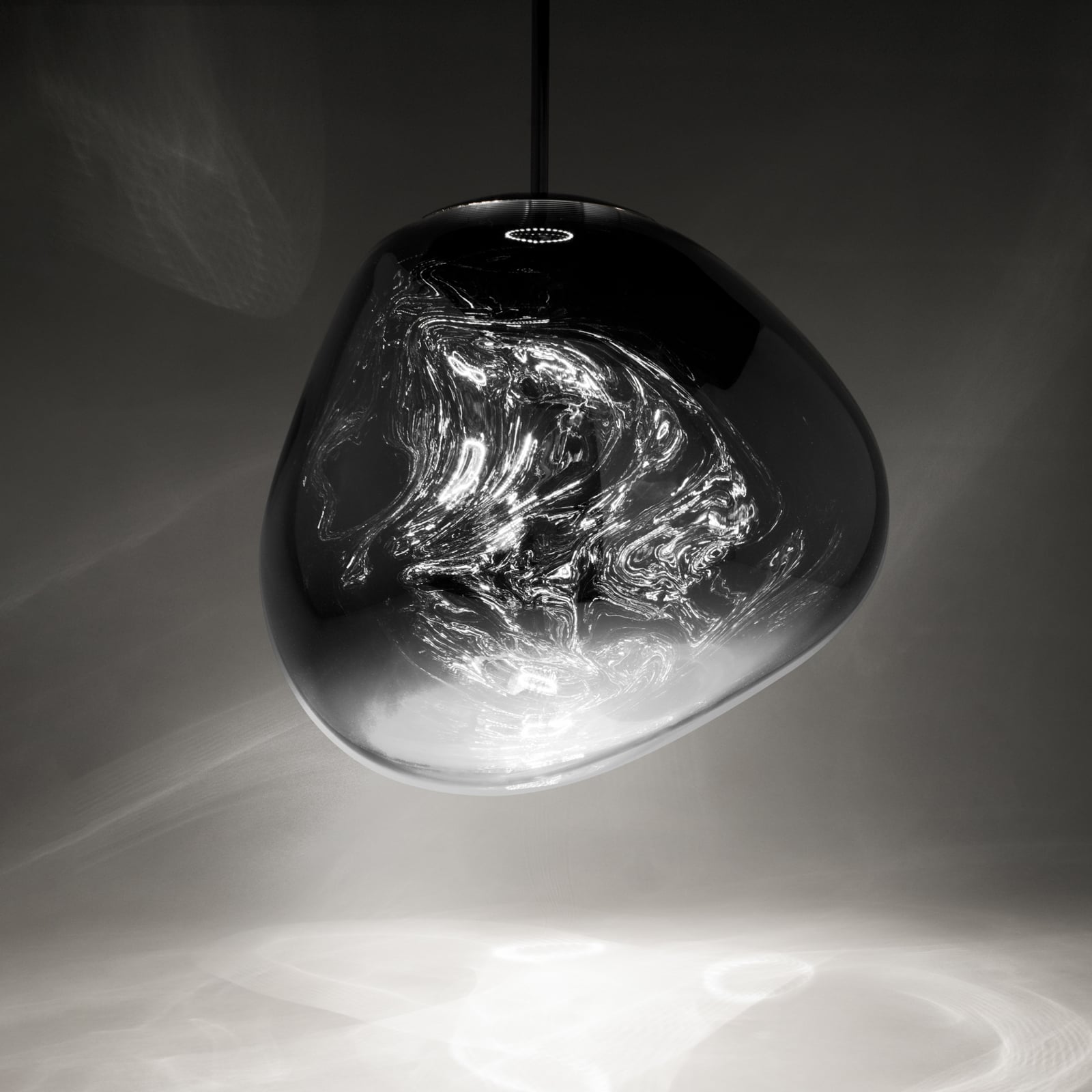 LED pendellampe Melt dimbar røykgrå plast Ø50 cm nærbilde