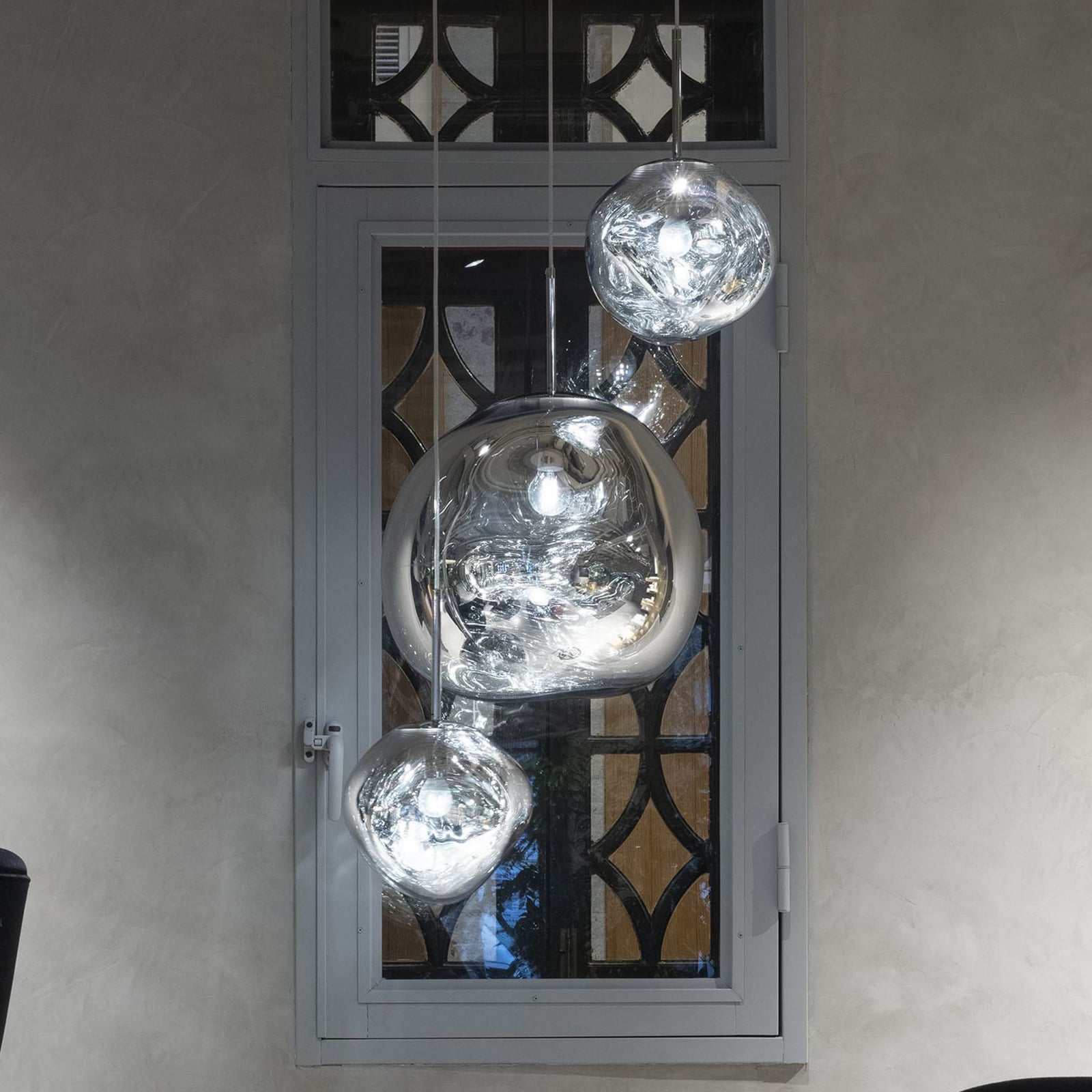 LED pendellampe Melt Mini dimbar krom Ø28 cm - Tom Dixon forfra