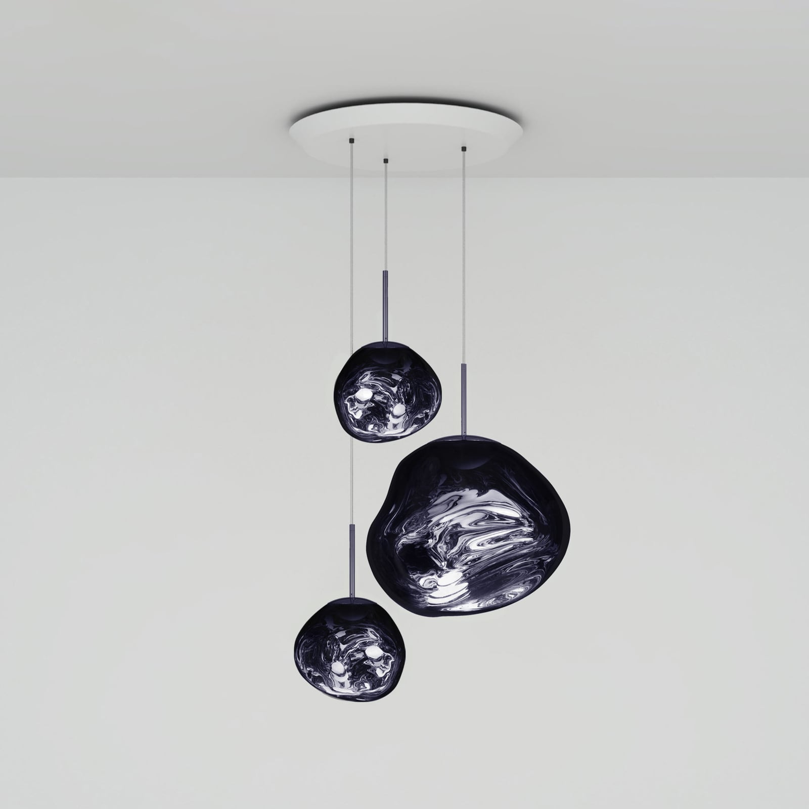 LED pendellampe Melt Trio Round 3-lys dimbar røykgrå Ø81 cm fra Tom Dixon vist forfra
