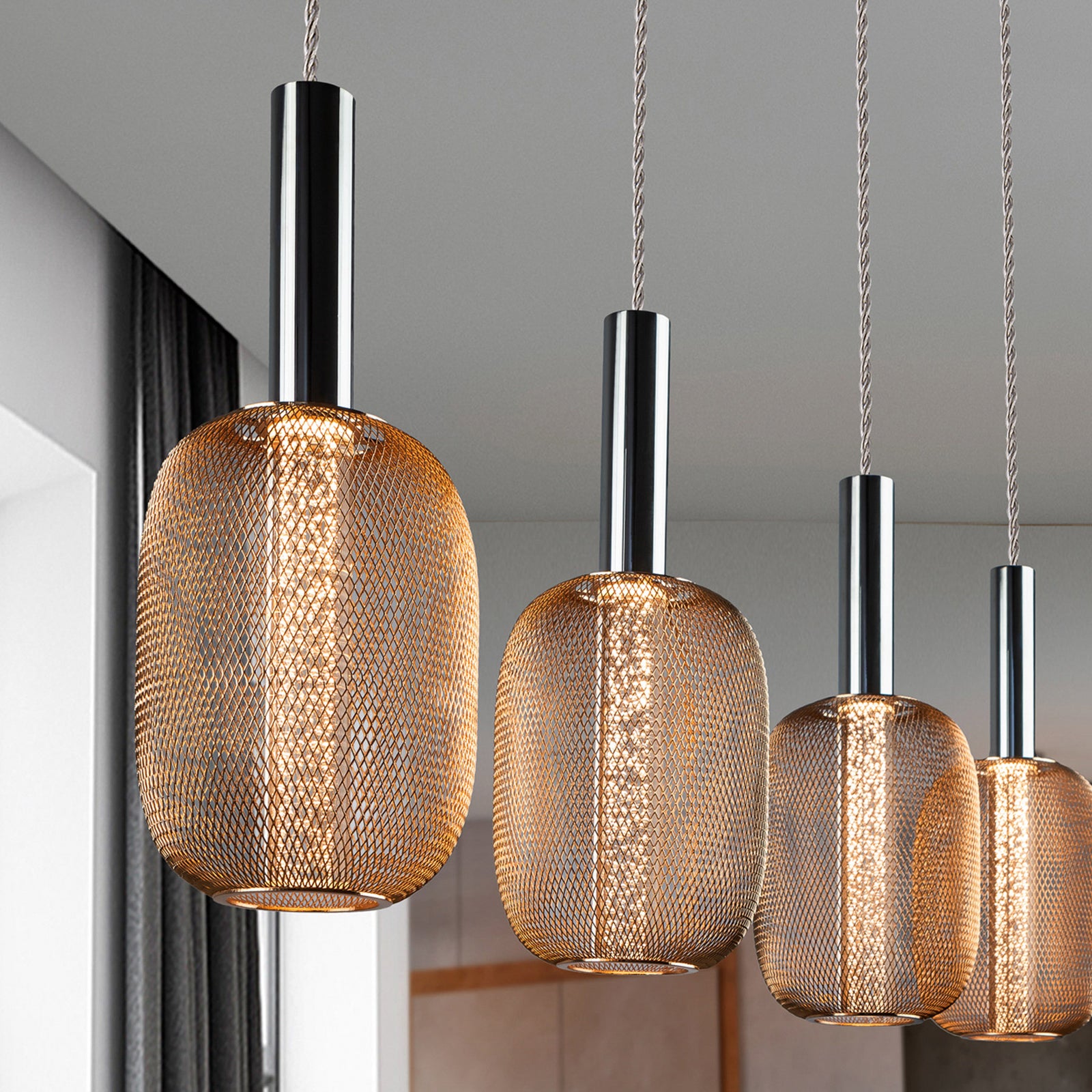 LED pendellampe Micron 4-lys krom/gull nærbilde av lys