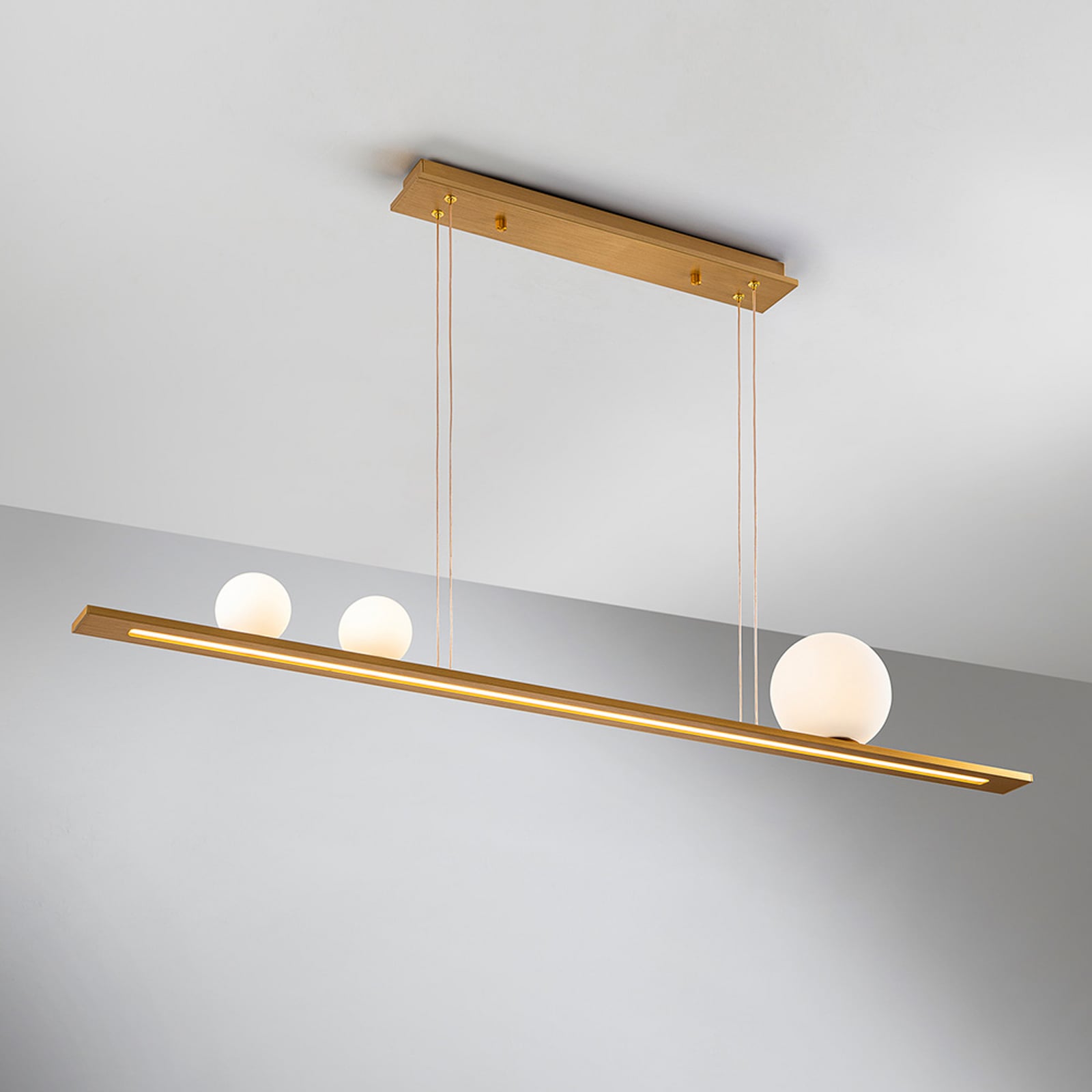 Nærbilde av LED pendellampe Mila 3-lys gull aluminium 120 cm dimbar