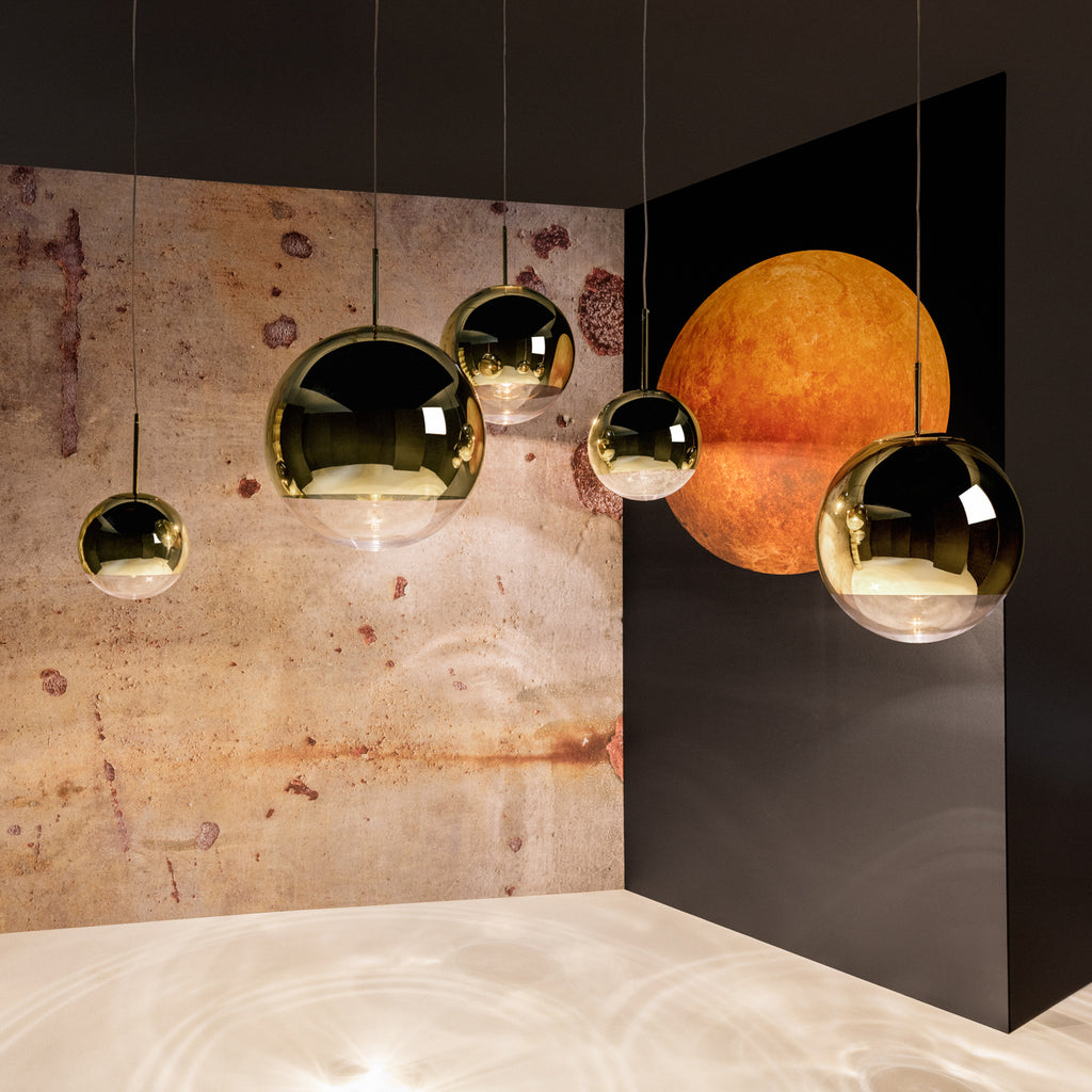 Detalj av speileffekt på LED pendellampe Mirror Ball gull dimbar Ø25 cm