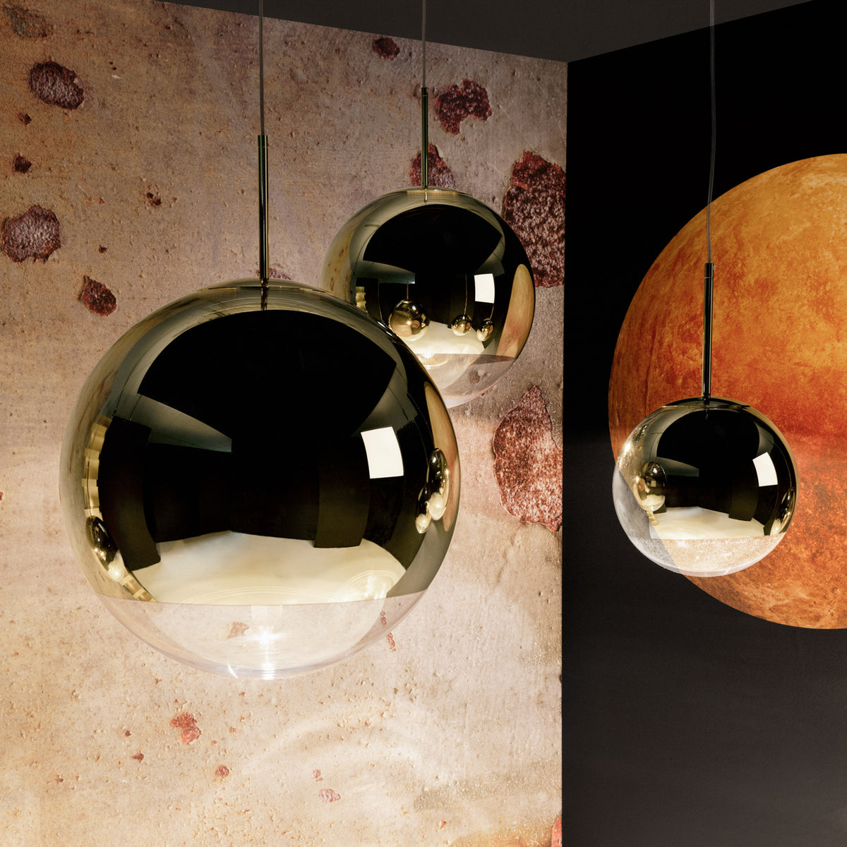 Montert LED pendellampe Mirror Ball gull dimbar Ø25 cm i rom