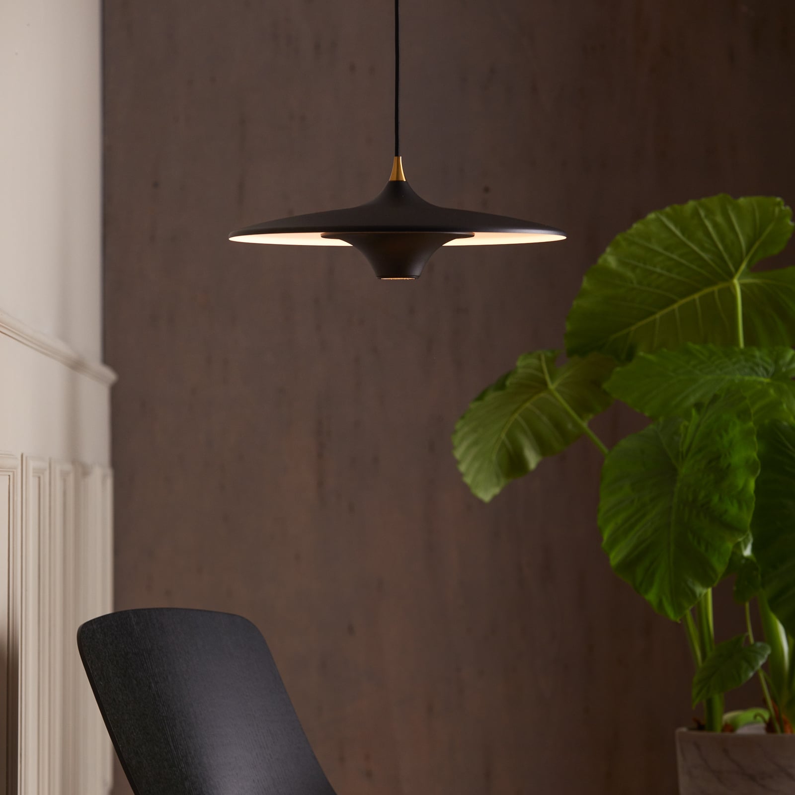 Detalj av LED pendellampe Moja aluminium svart dimbar