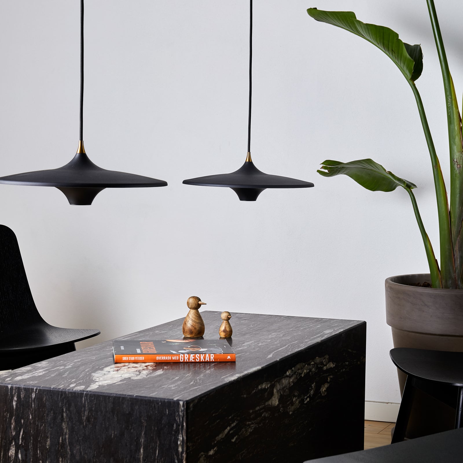 LED pendellampe Moja svart aluminium dimbar lys i mørkt rom