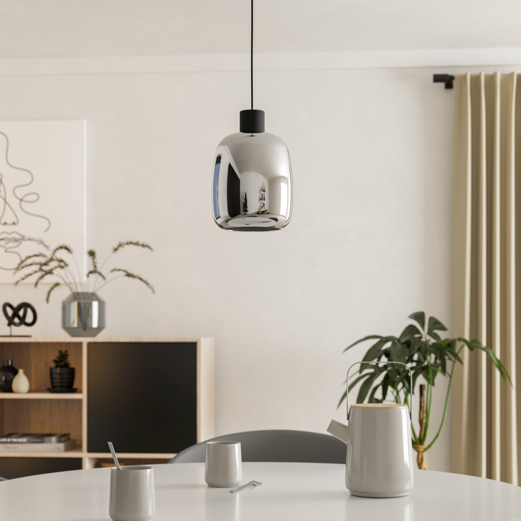 LED pendellampe Molochio-Z svart/krom glass Ø18 cm montert i rom