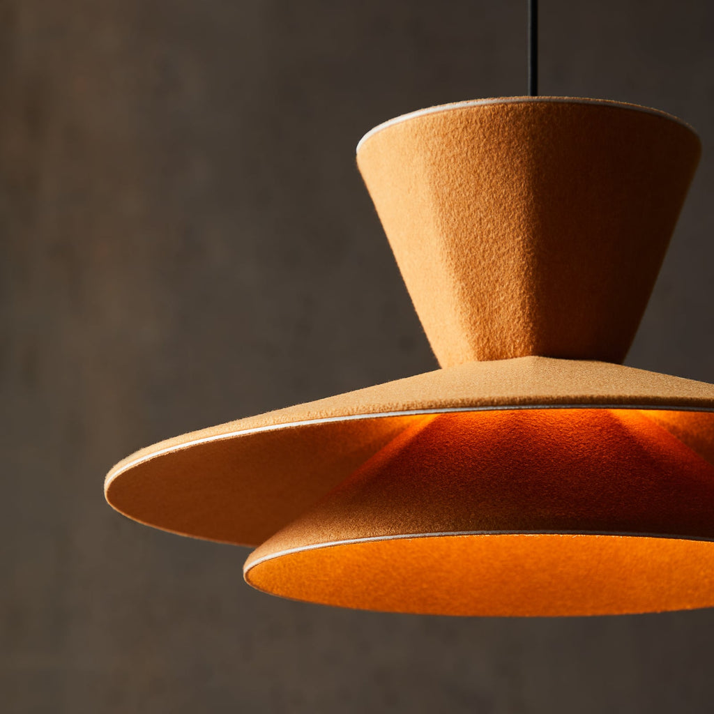 LED pendellampe Morphic filt gul dimbar montert i rom