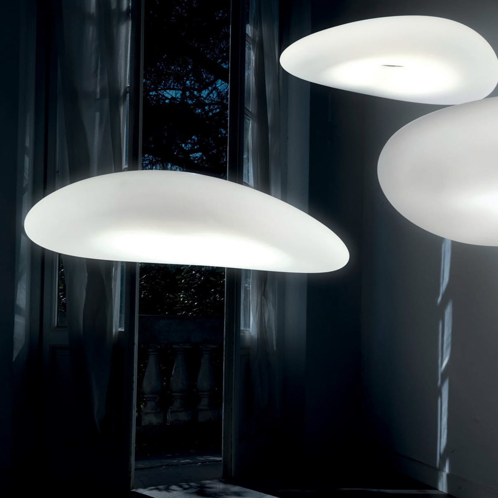LED pendellampe Mr. Magoo dimbar DALI Ø52 cm hvit lyser opp rom