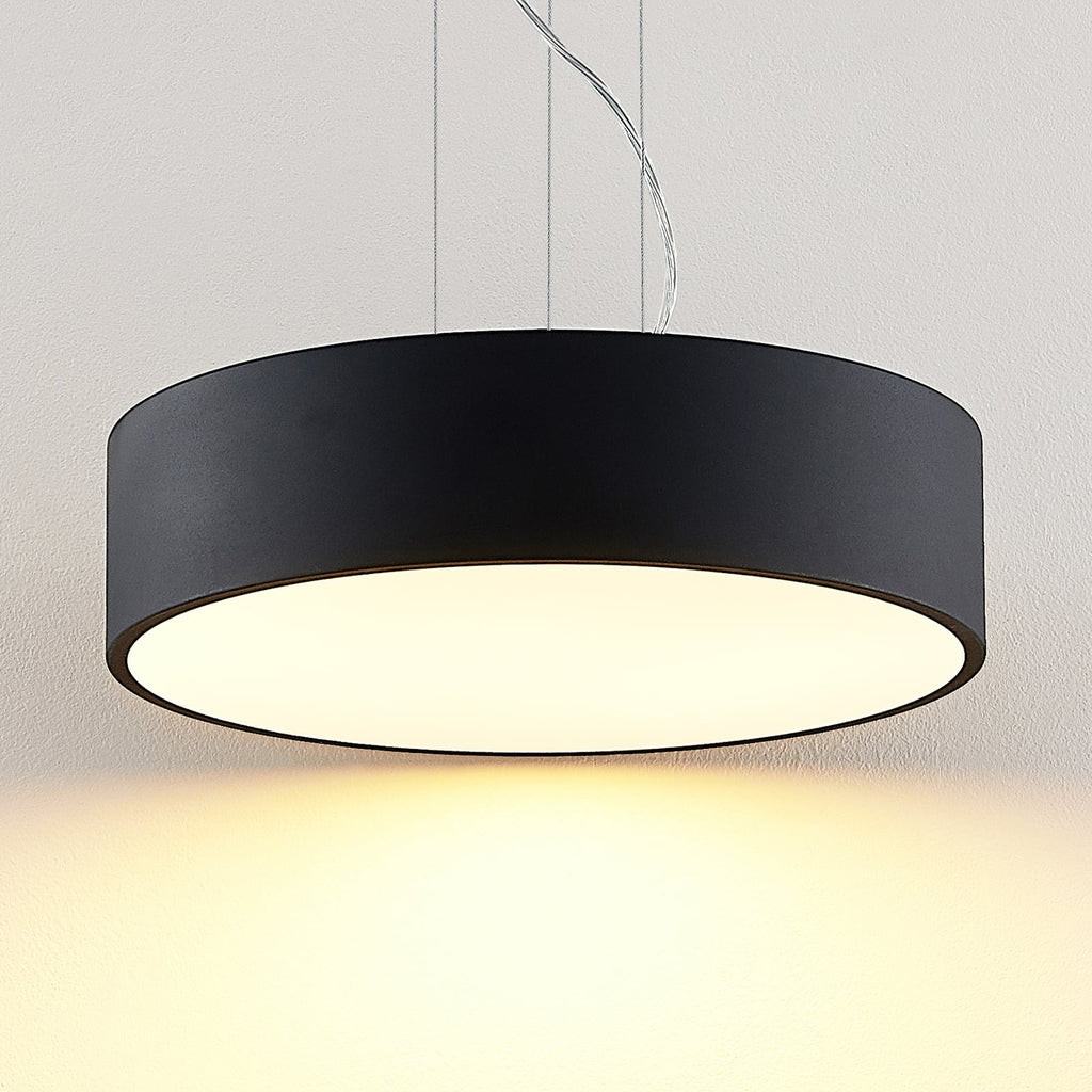 LED pendellampe Noabelle svart metall montert i rom