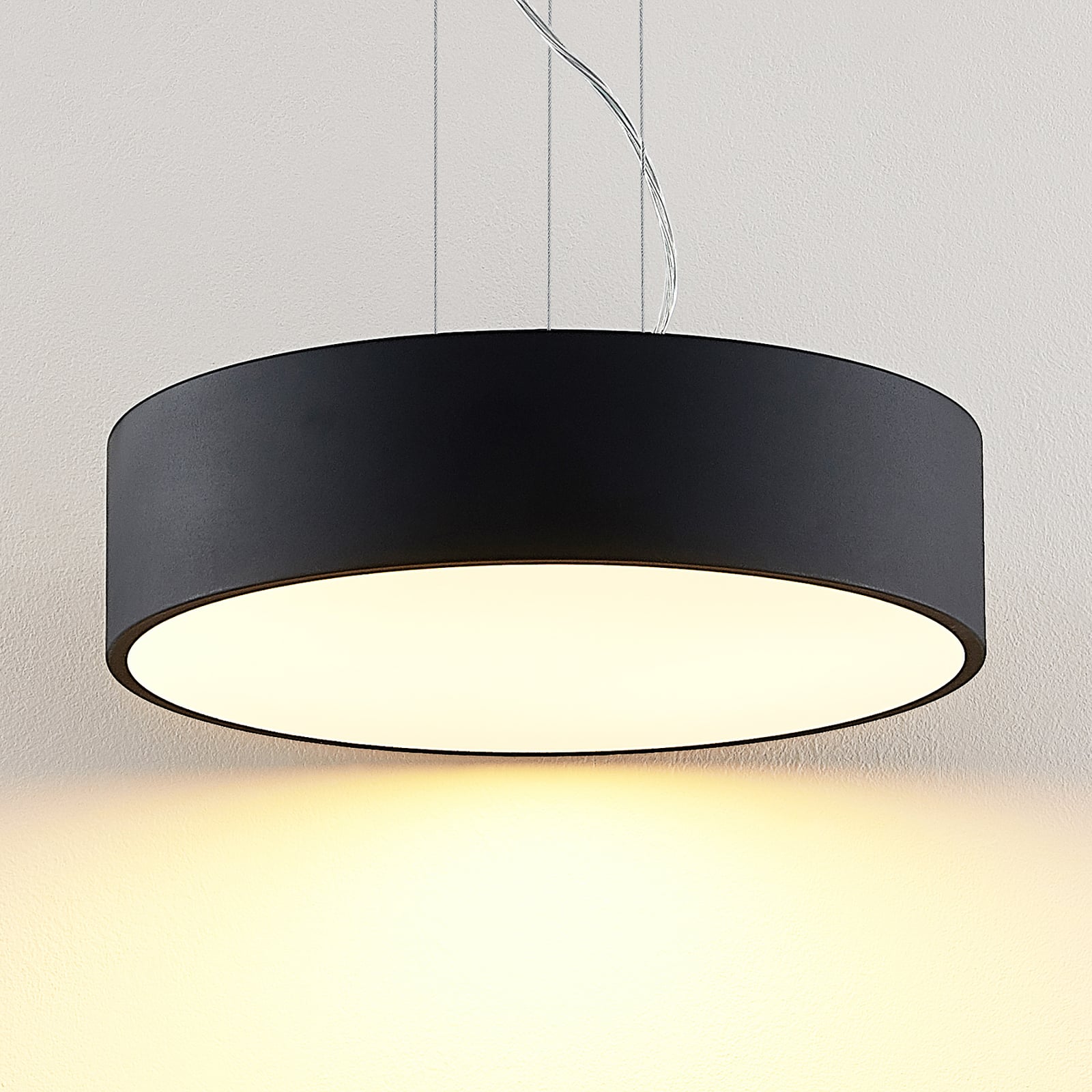 LED pendellampe Noabelle svart metall montert i rom