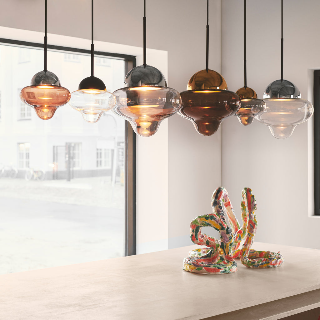 LED pendellampe Nutty XL klar/krom Ø30 cm detalj av glass