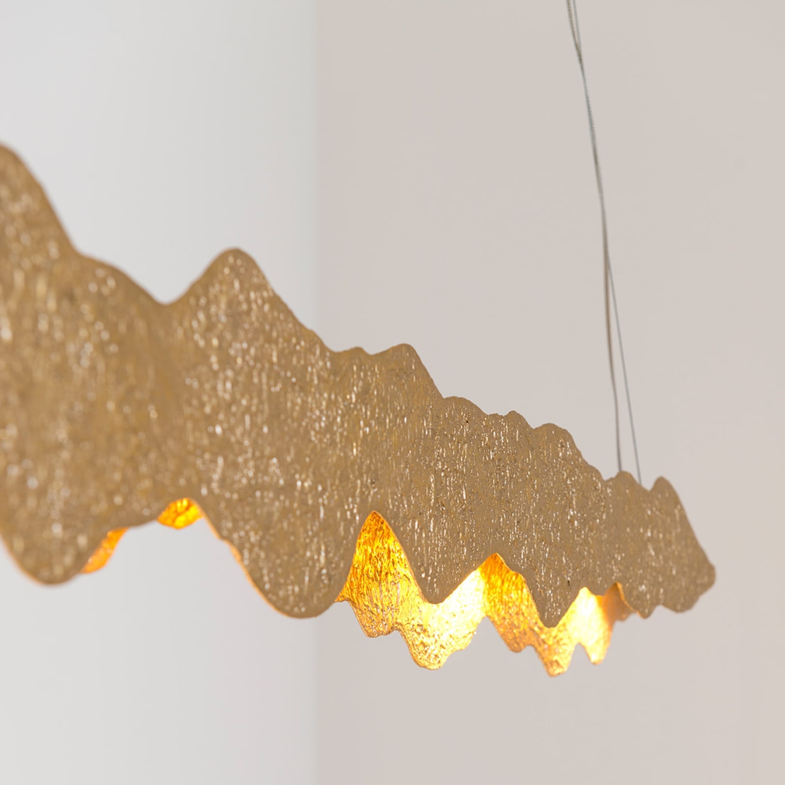 LED pendellampe Nuvola dimbar gull 112 cm montert over spisebord