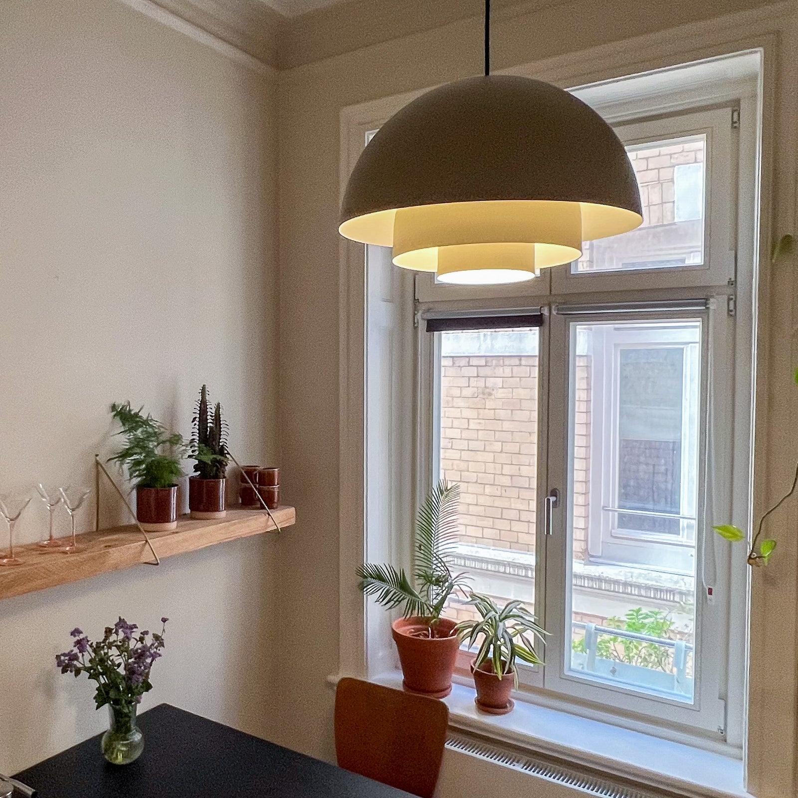 LED pendellampe Nymara beige aluminium montert i rom