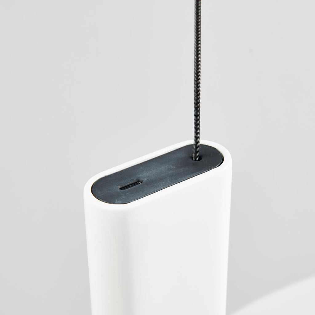 Nærbilde av LED pendellampe OK hvit dimbar 18W 2700K FLOS