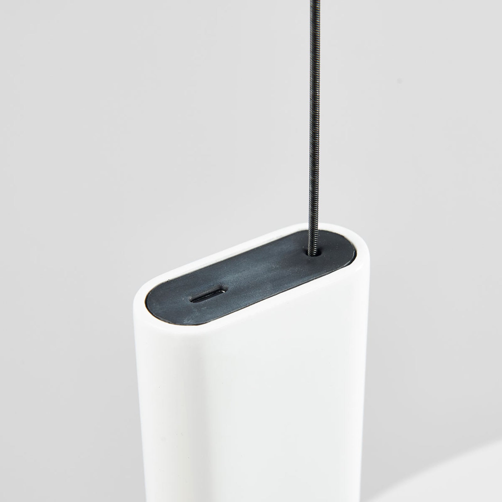 Nærbilde av LED pendellampe OK hvit dimbar 18W 2700K FLOS