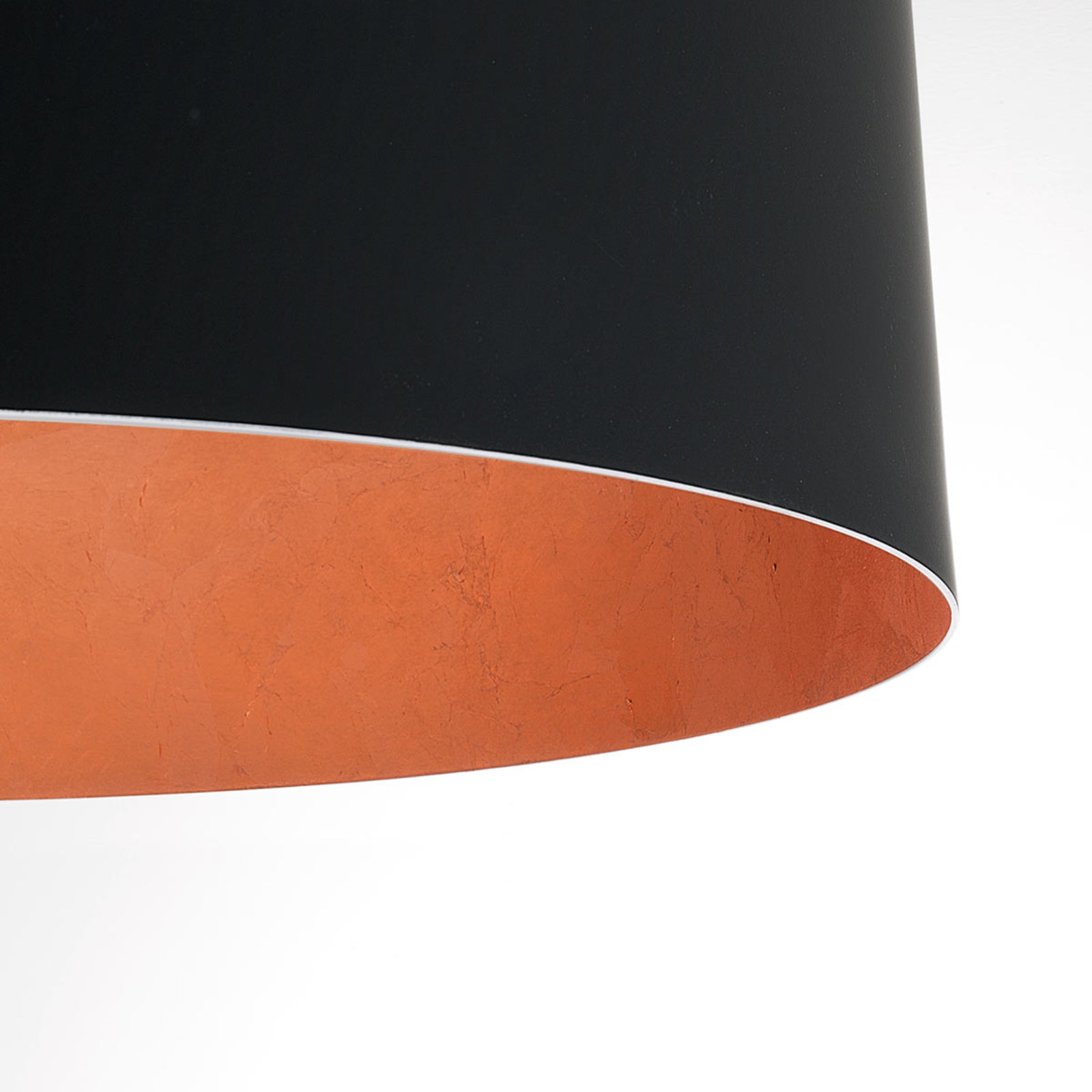 Nærbilde av kobberdetaljer på LED pendellampe Olimpia svart/kobber aluminium Ø55 cm