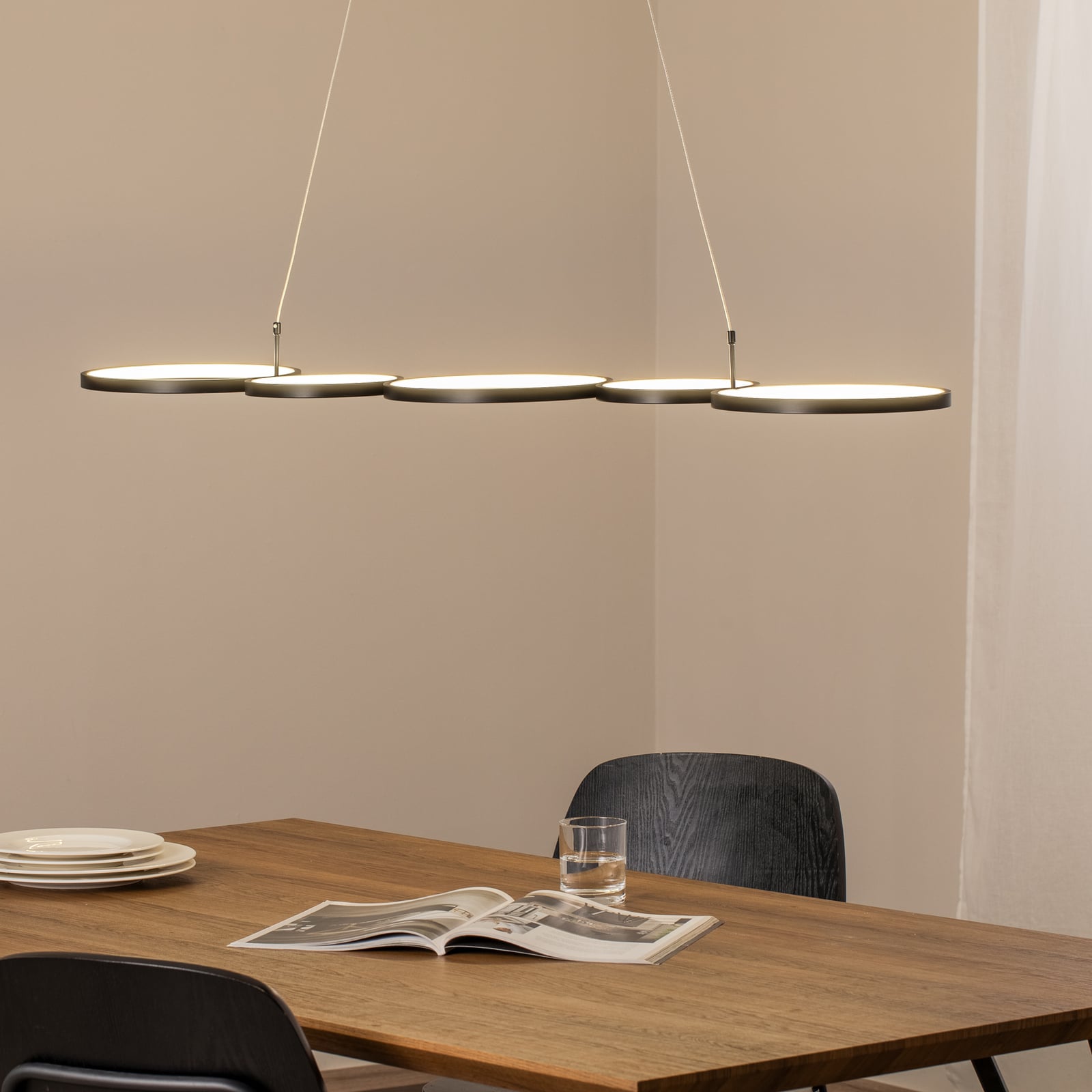 LED pendellampe Olympia svart metall detalj av ringer