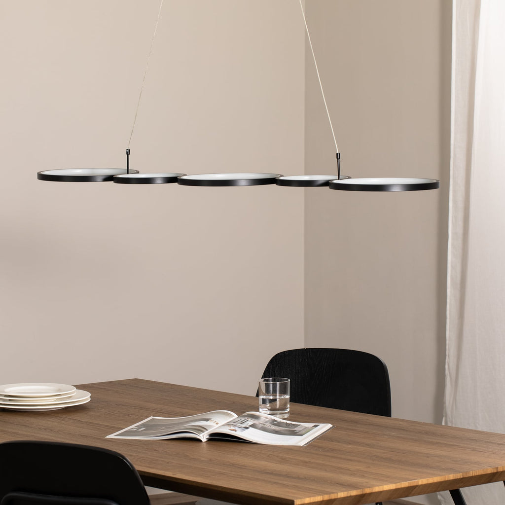 LED pendellampe Olympia svart metall montert i rom