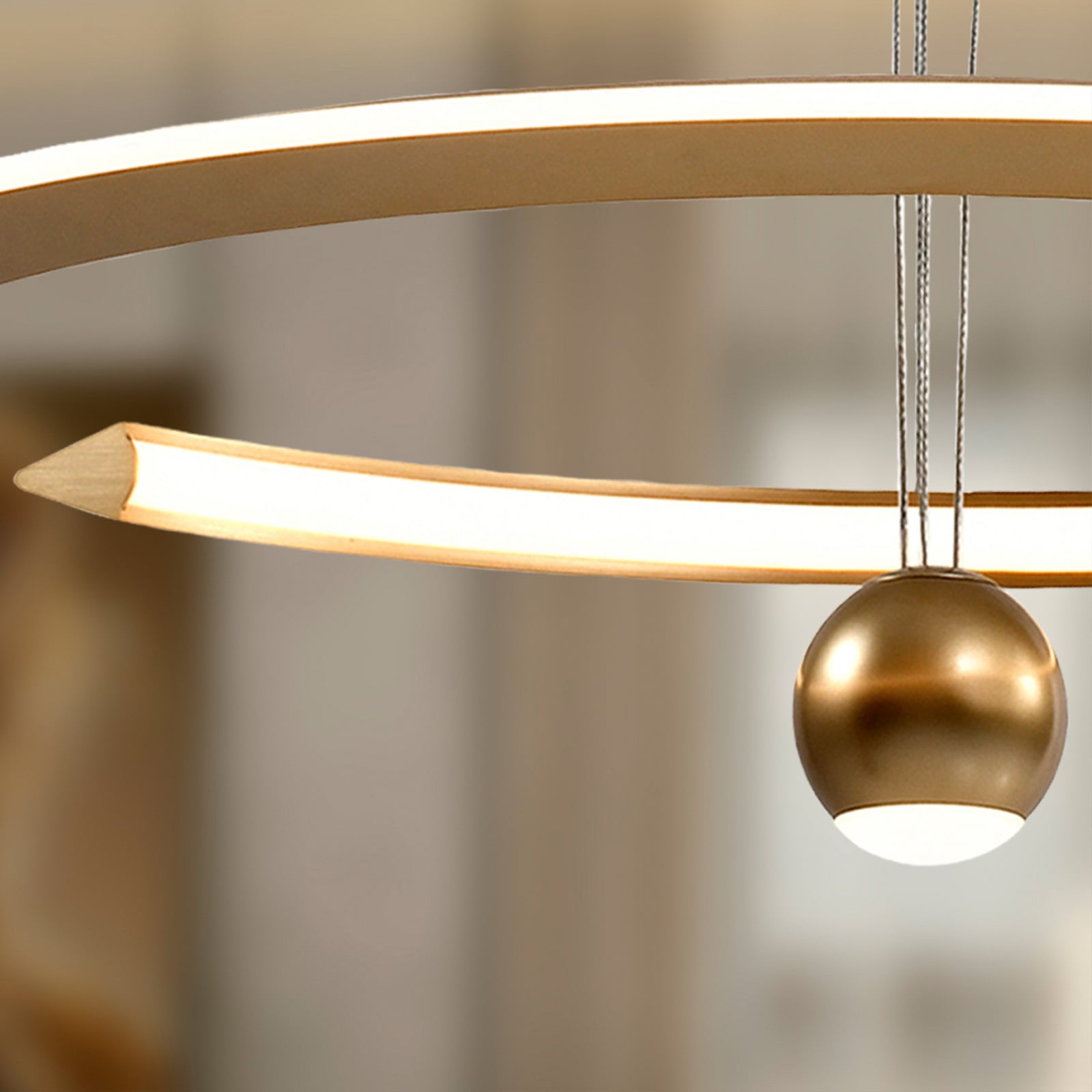Nærbilde av LED pendellampe Orane gullfarget dimbar Ø63 cm 46W