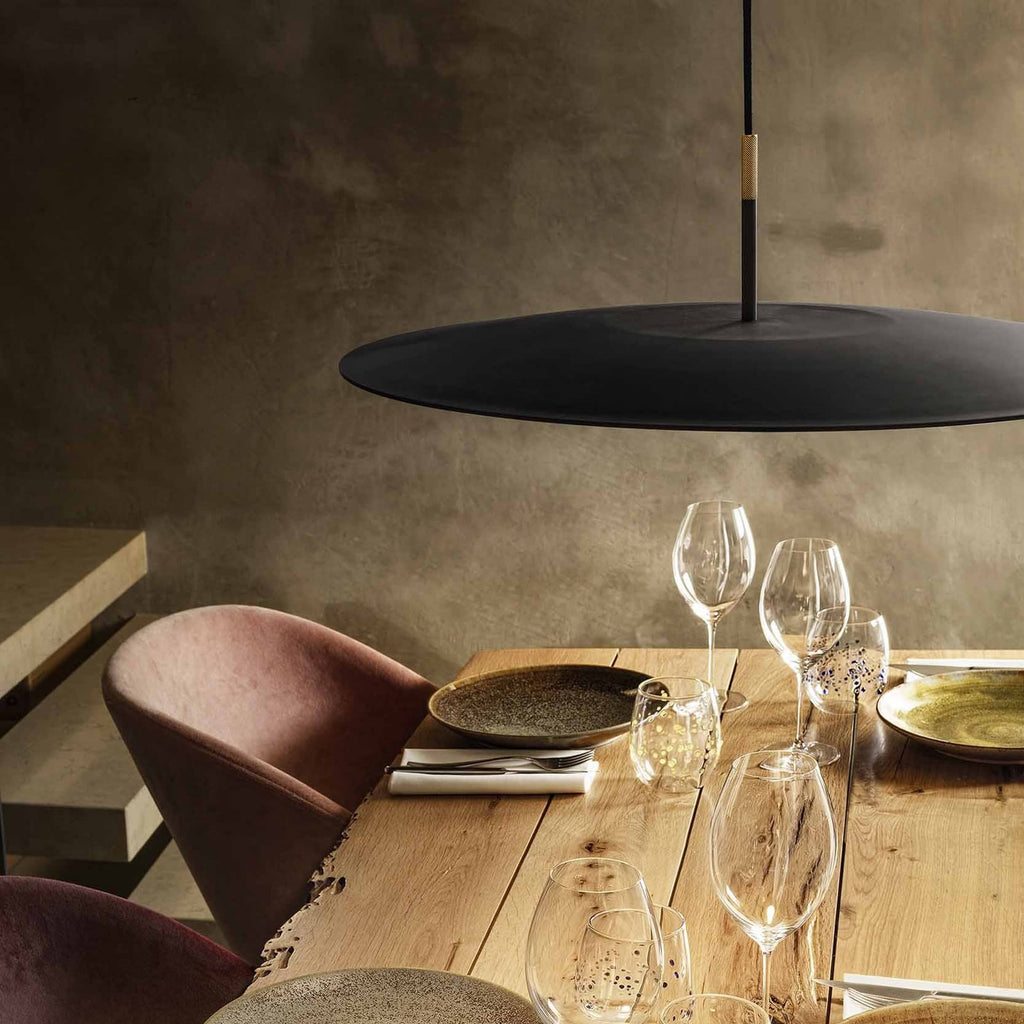 Detalj av LED pendellampe Overfly Plus dimbar svart Ø55 cm