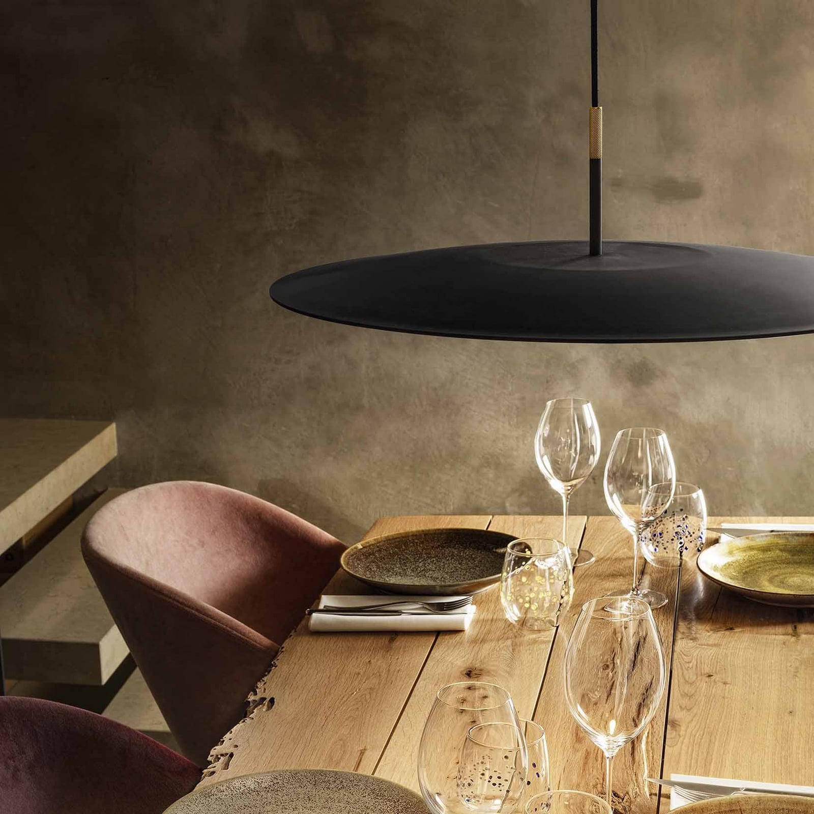Detalj av LED pendellampe Overfly Plus dimbar svart Ø55 cm