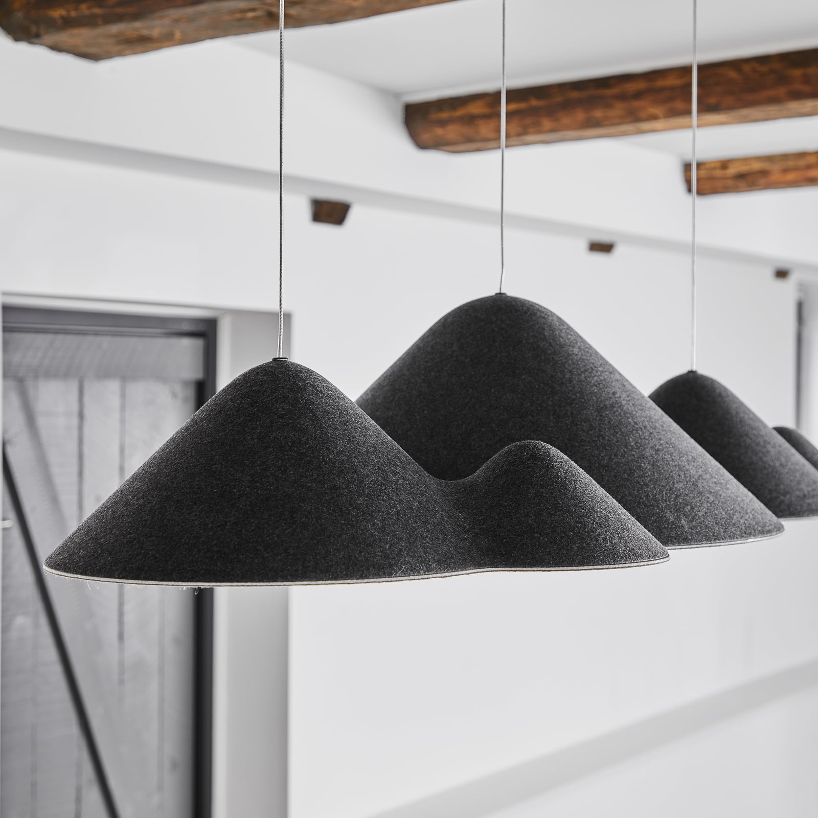 LED pendellampe Panorama filt svart/grå dimbar 106 cm fra siden