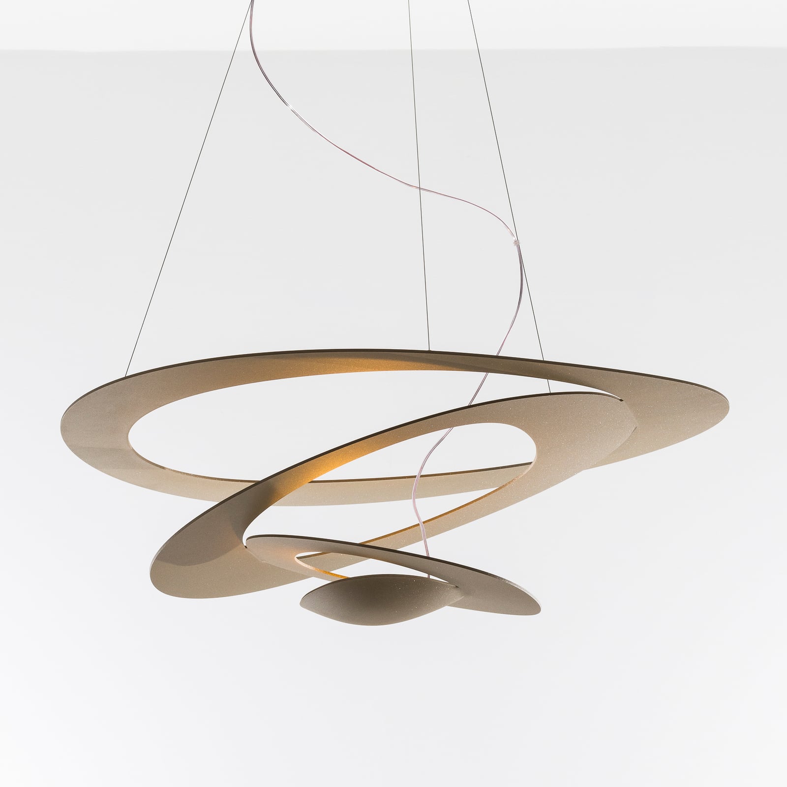 LED pendellampe Pirce gull dimbar montert i rom