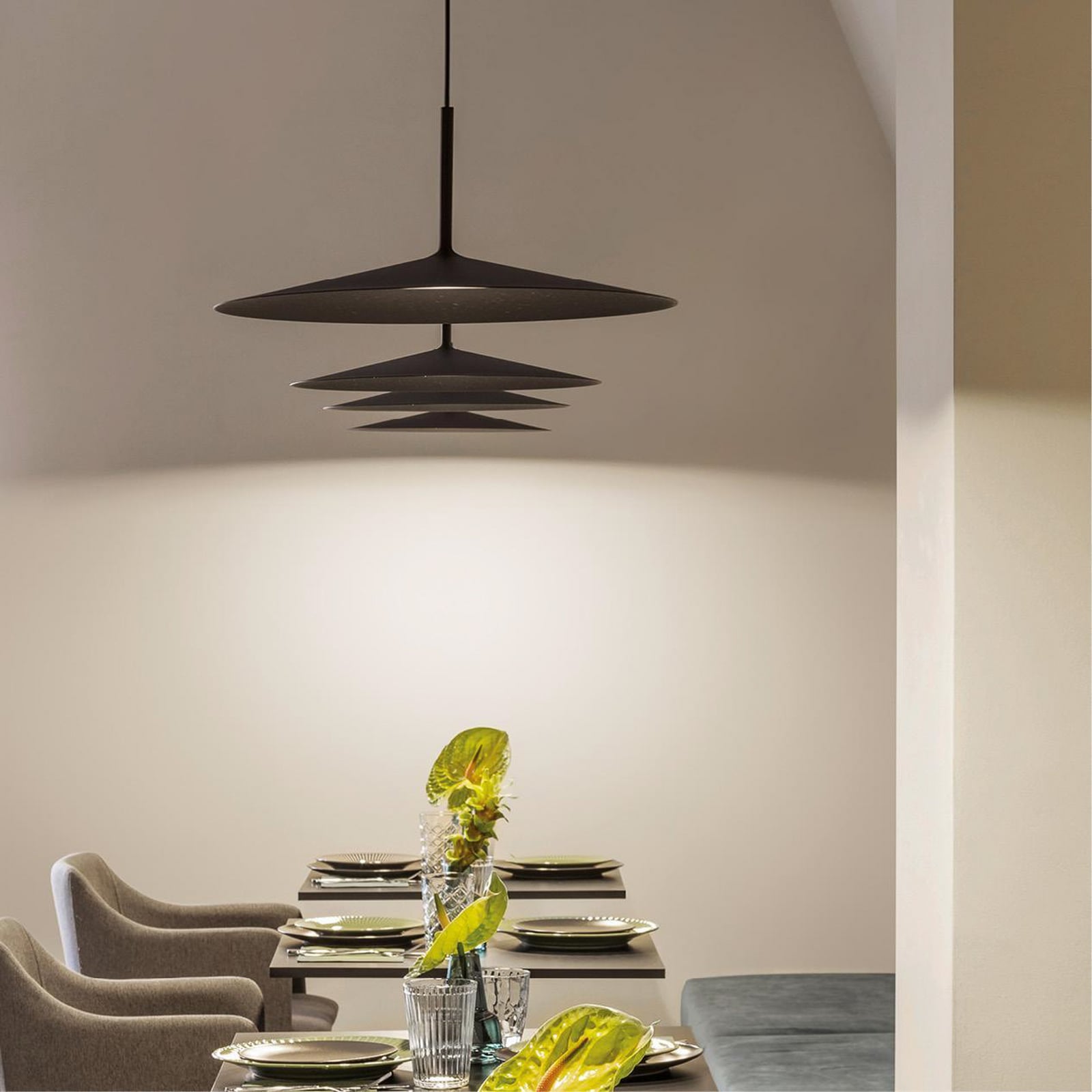 LED pendellampe Poe Plus flat skjerm Ø40 cm svart bakside