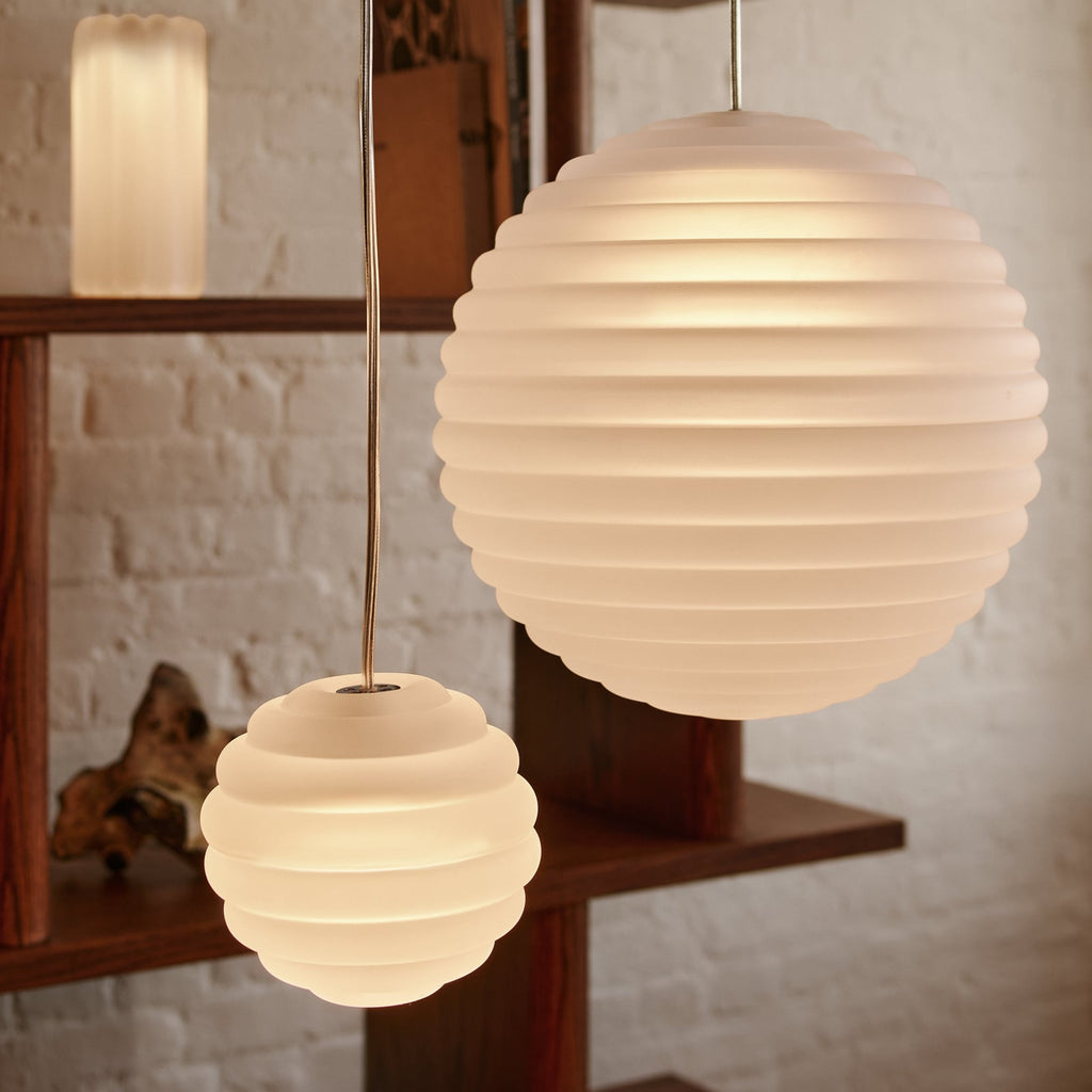 Detalj av LED pendellampe Press Sphere frostet glass dimbar Ø30 cm fra Tom Dixon
