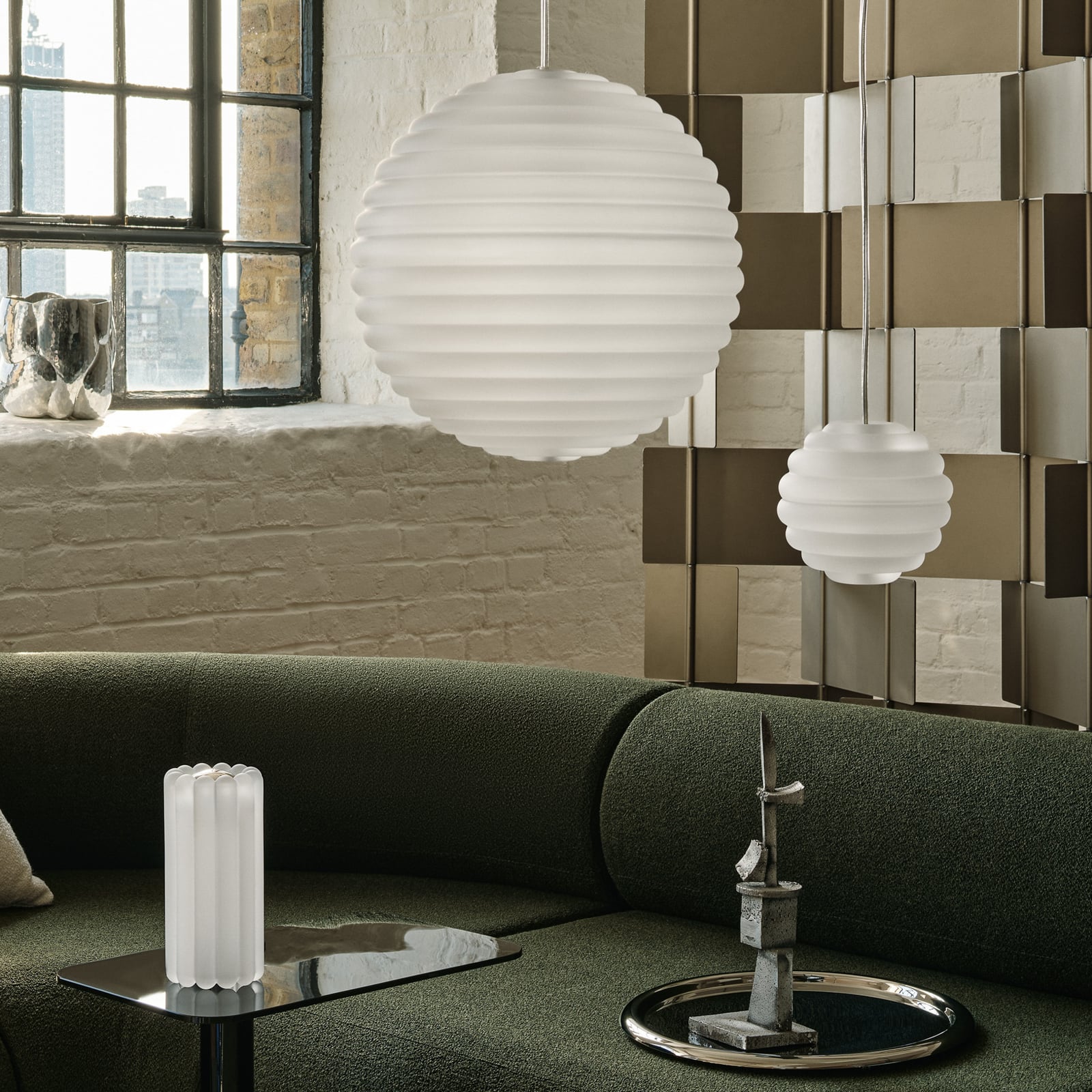 LED pendellampe Press Sphere frostet glass dimbar Ø30 cm fra Tom Dixon lys i bruk