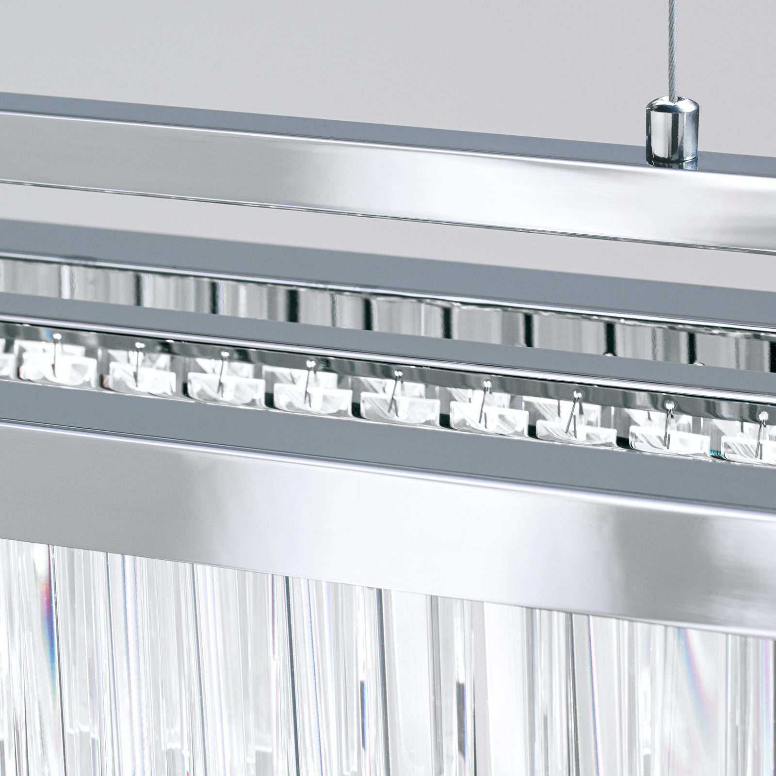 LED pendellampe Prism dimbar krystall krom nærbilde av LED-lys