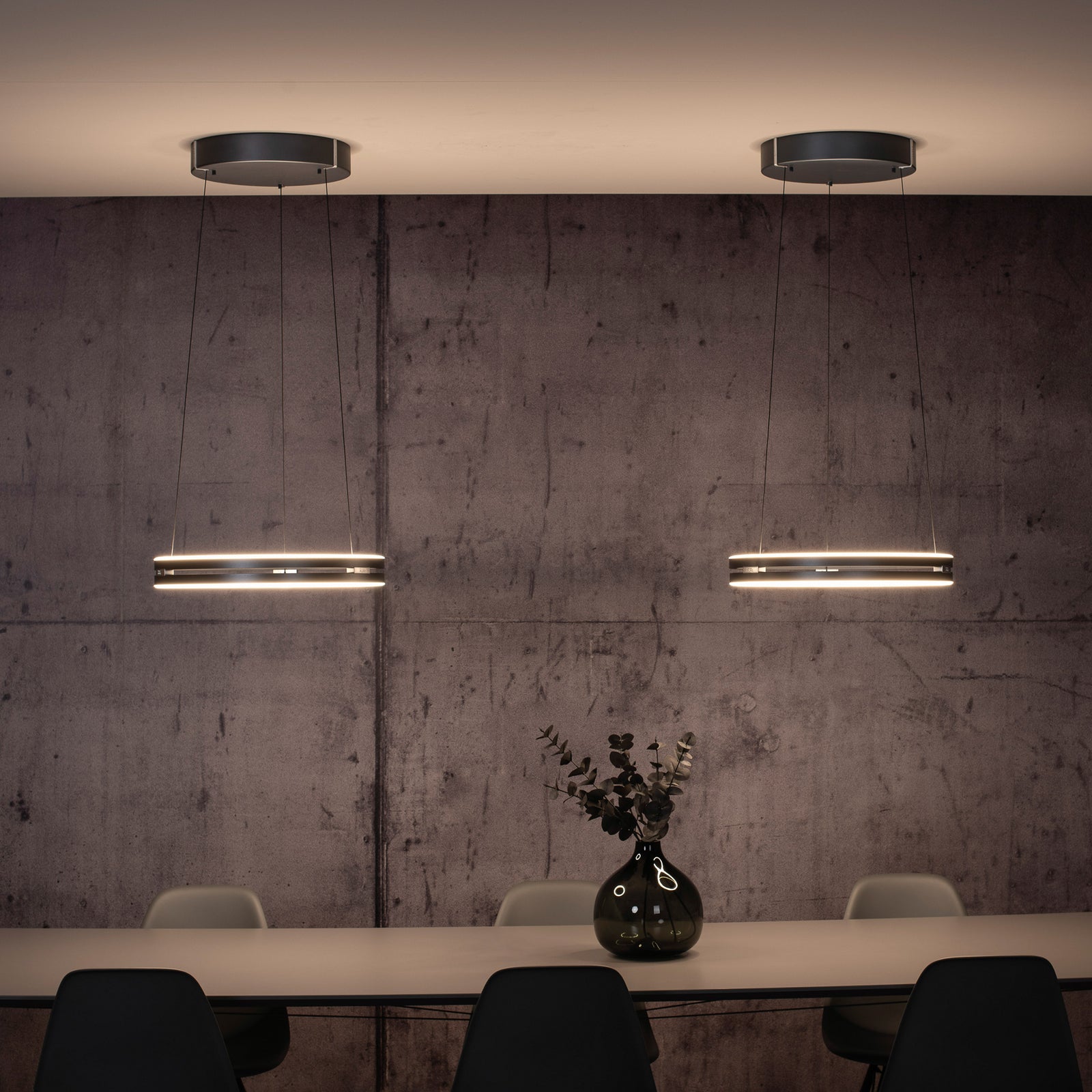 LED pendellampe PURE E-Loop CCT fjernkontroll Ø50 cm grå i moderne interiør
