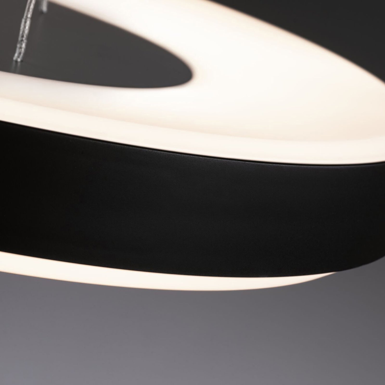LED pendellampe Puric Pane II dimbar svart montert i rom